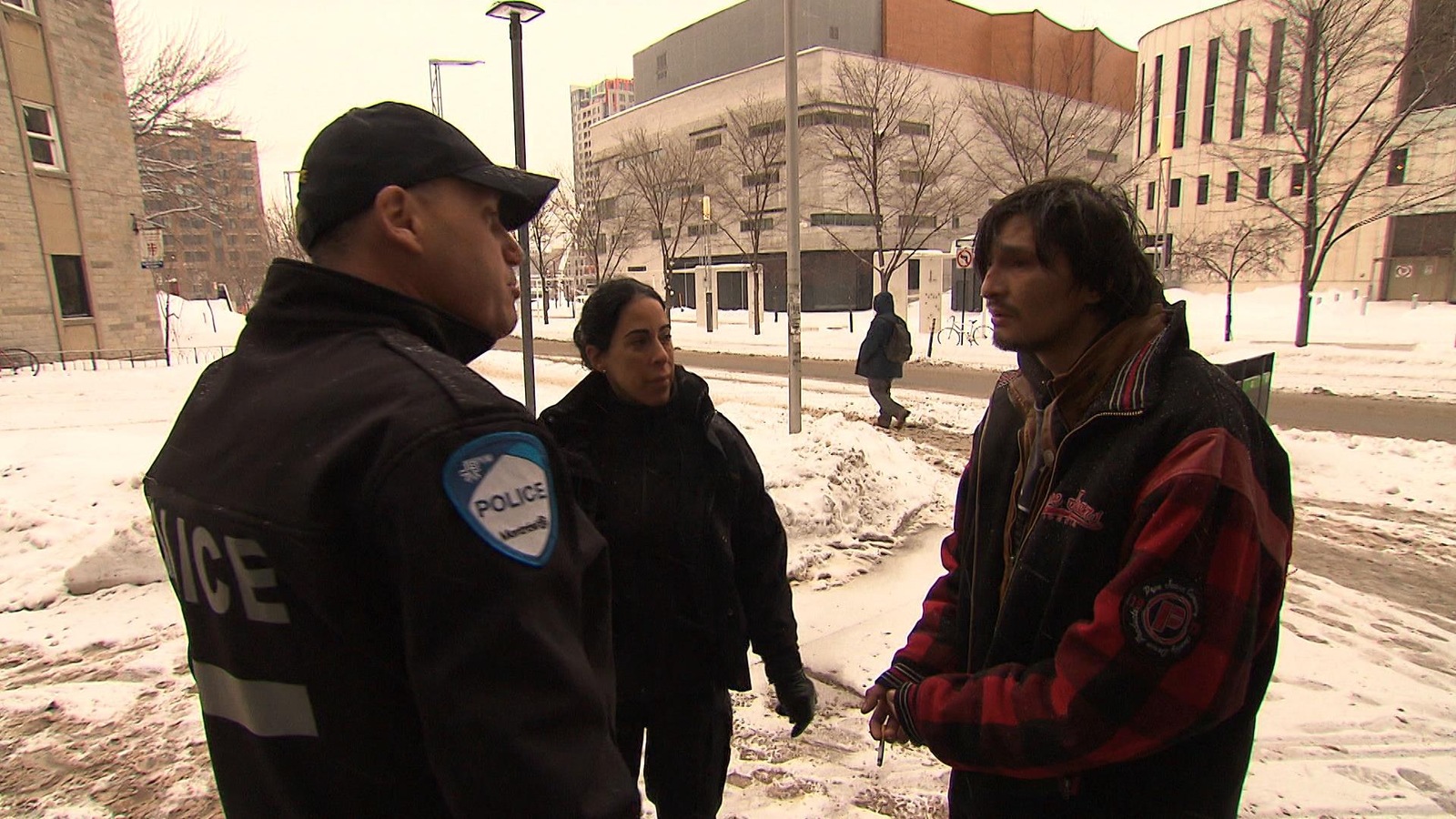 Brian, un itinérant autochtone, discute avec l’agent de liaison autochtone Carlo DeAngelis et sa partenaire Patricia Drouin du SPVM. Brian, un itinérant autochtone, discute avec l’agent de liaison autochtone Carlo DeAngelis et sa partenaire Patricia Drouin du SPVM.