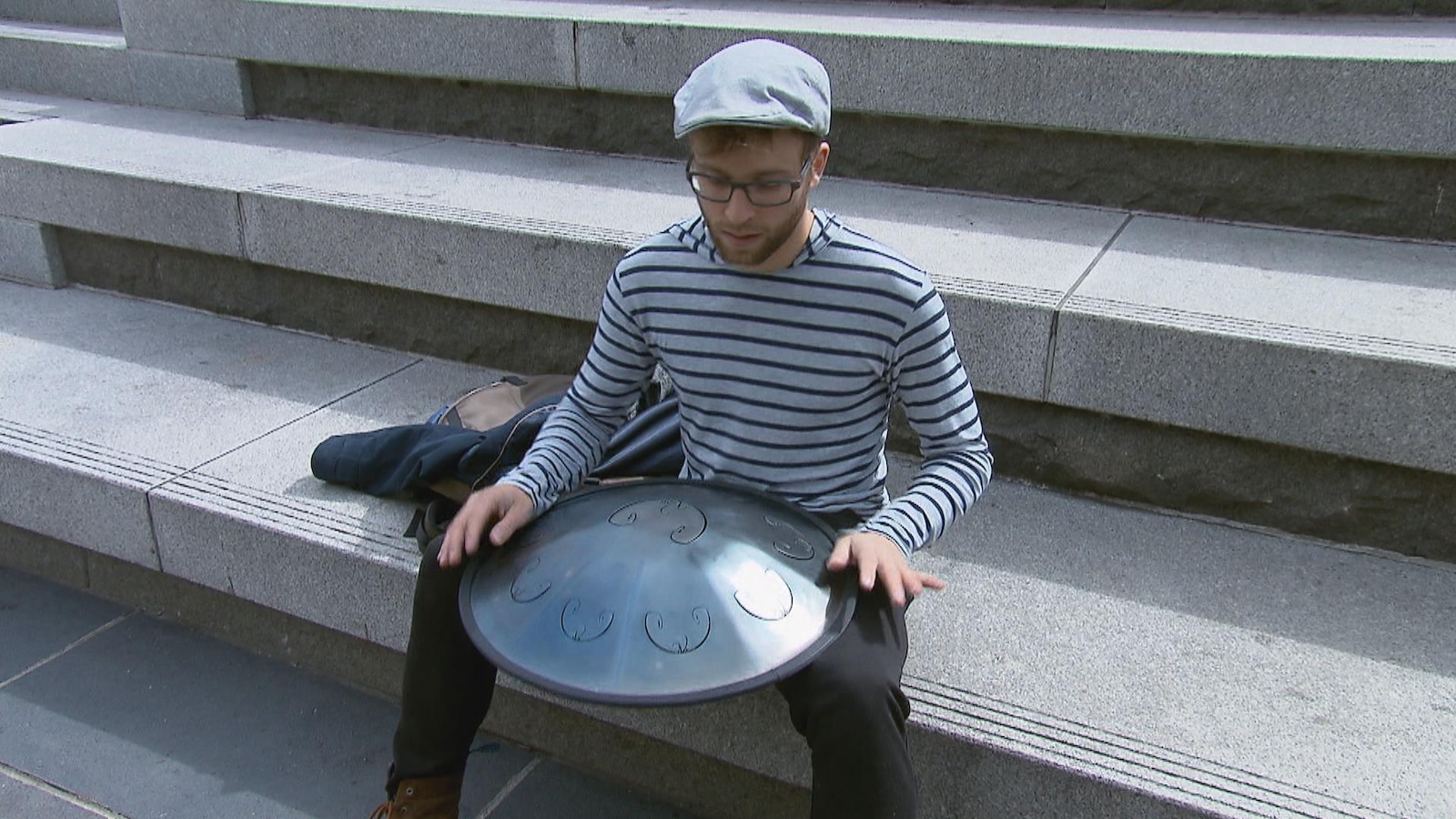 Bruno Lemelin pratique le hang drum, un instrument de musique acoustique. Bruno Lemelin pratique le hang drum, un instrument de musique acoustique.