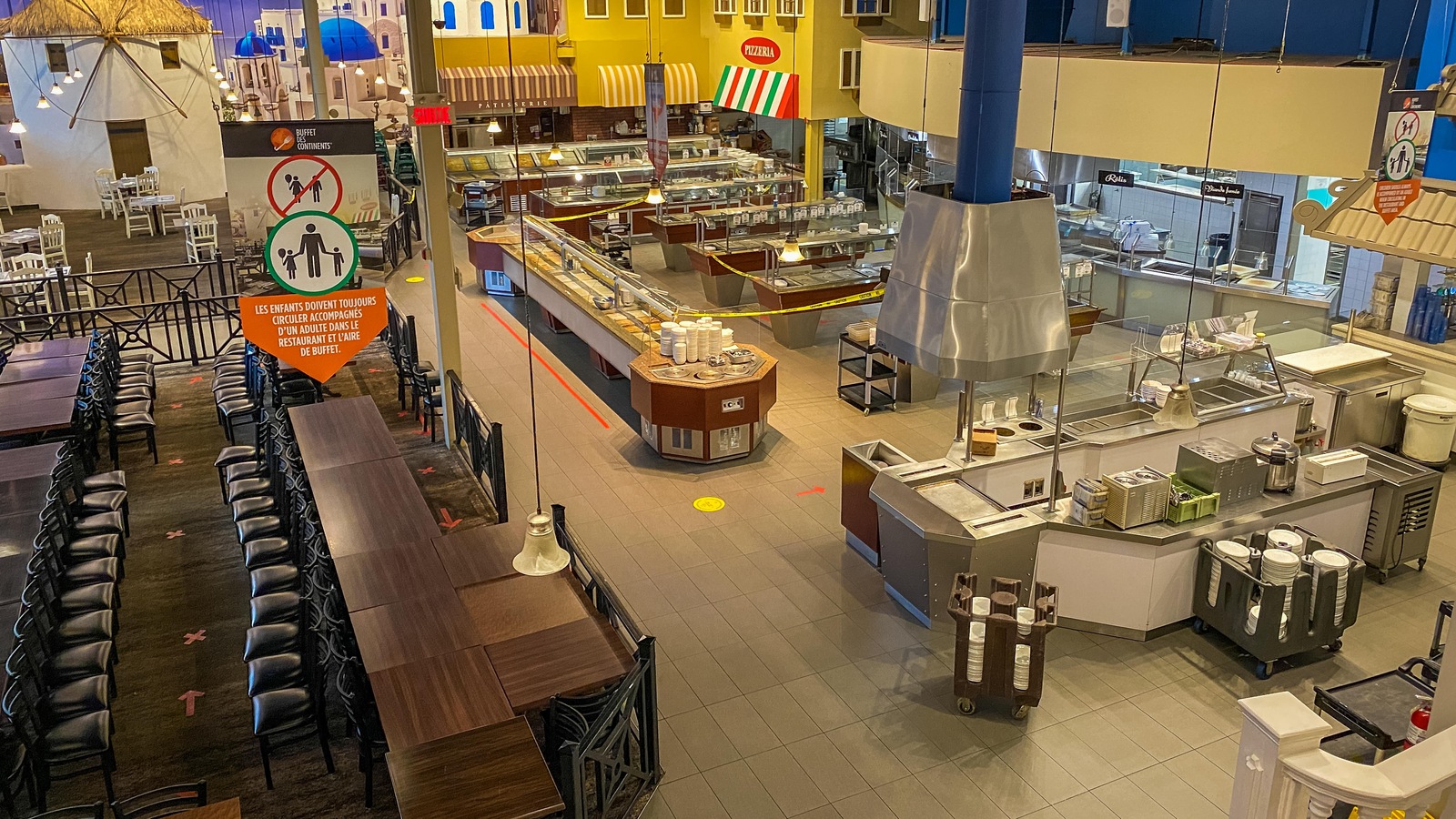 Une salle de restaurant vue des airs avec des sens uniques et des plexiglas. Une salle de restaurant vue des airs avec des sens uniques et des plexiglas.