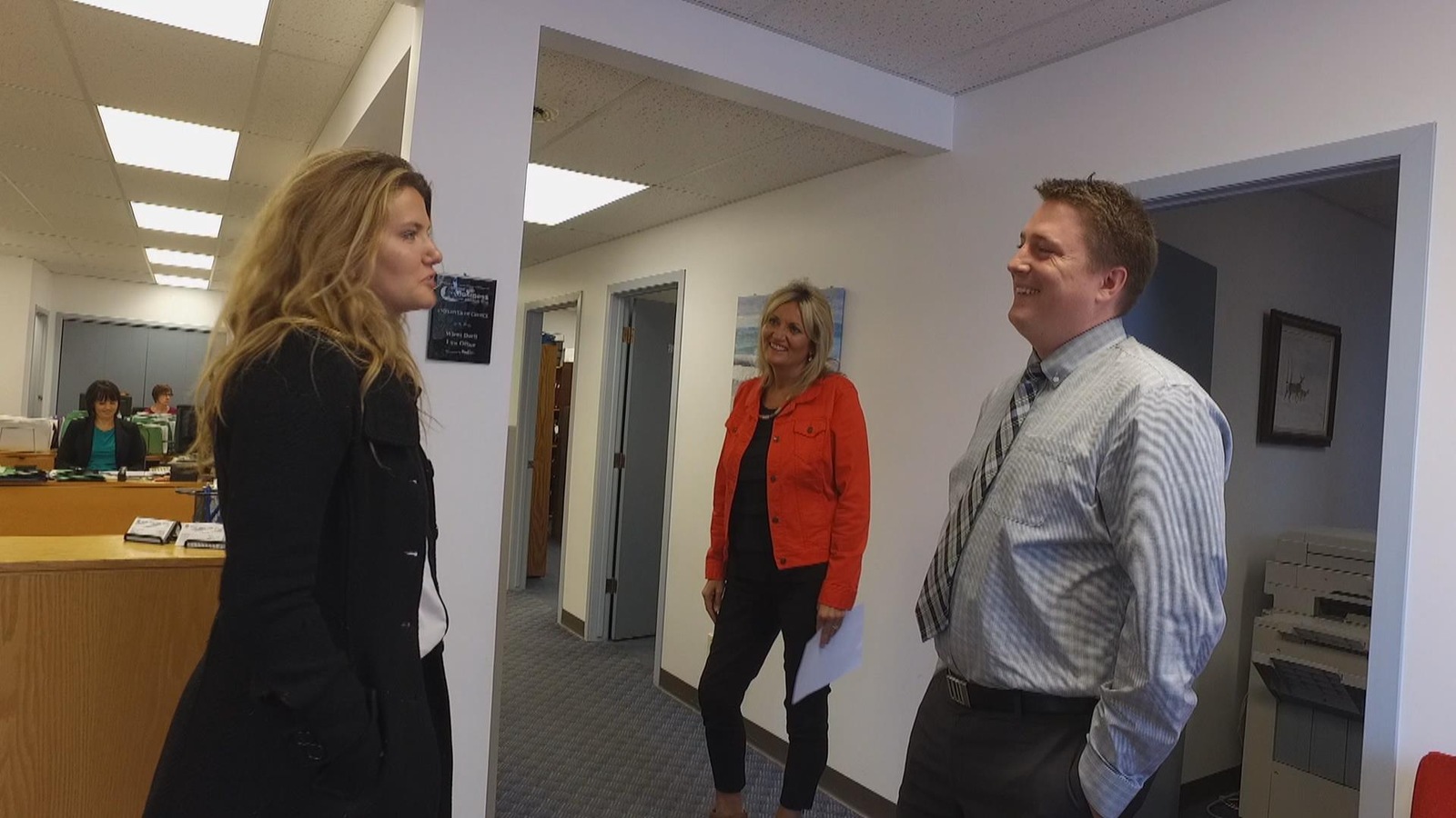 Jaymi Lee Brown discute avec sa mère et un avocat d'un cabinet rural du Manitoba. Jaymi Lee Brown discute avec sa mère et un avocat d'un cabinet rural du Manitoba.