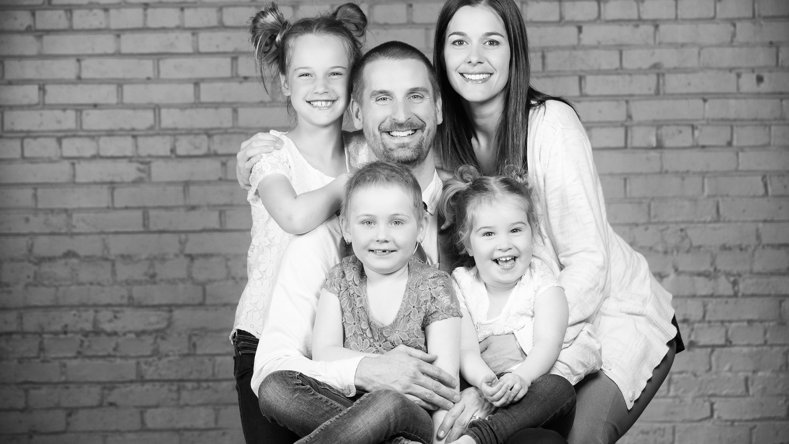 Les cinq membres de la famille posent pour la photographe. Les cinq membres de la famille posent pour la photographe.