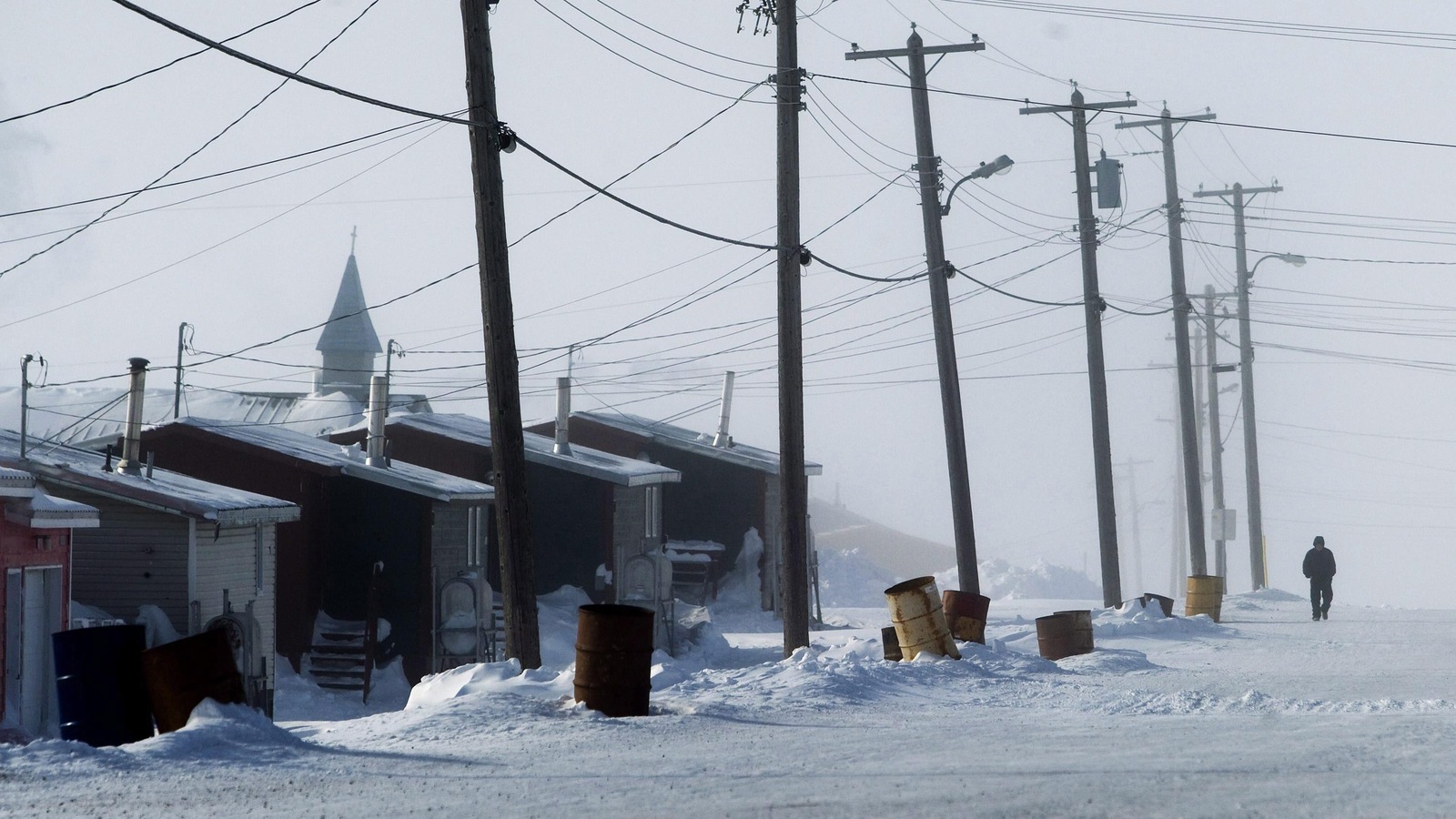 Un Inuit marche dans les rues d'Iqaluit, au Nunavut, pendant l'hiver. Un Inuit marche dans les rues d'Iqaluit, au Nunavut, pendant l'hiver.