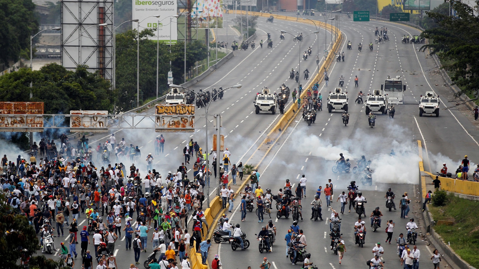 Moins dense que la veille, la foule comptait tout de même des milliers de personnes, rassemblées dans les rues de Caracas pour dénoncer le régime de Maduro. Moins dense que la veille, la foule comptait tout de même des milliers de personnes, rassemblées dans les rues de Caracas pour dénoncer le régime de Maduro.