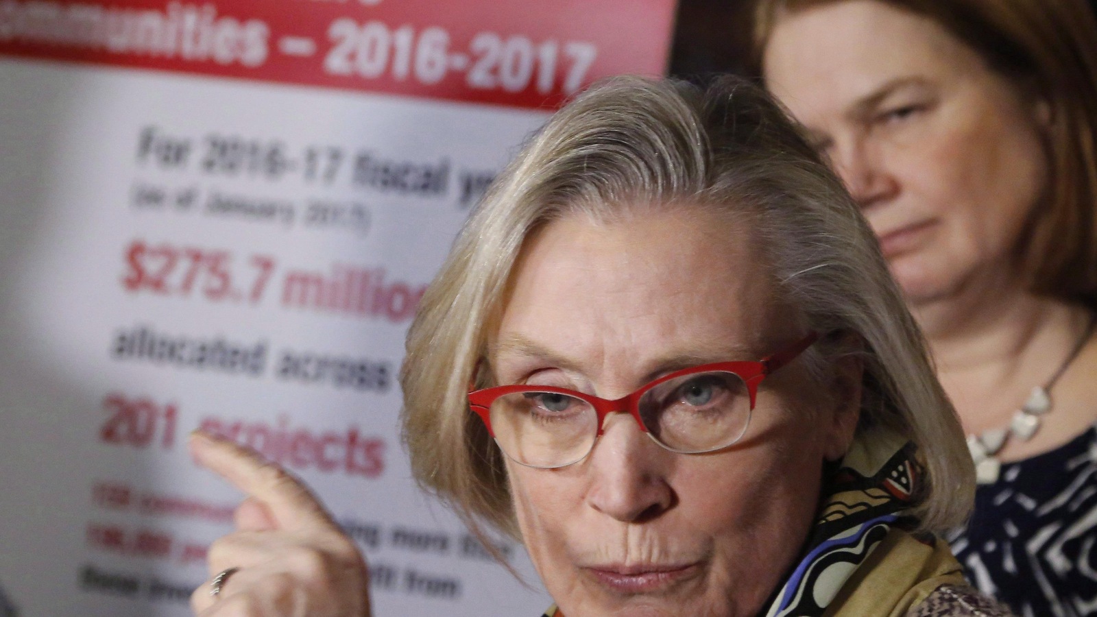 La ministre fédérale des Affaires autochtones et du Nord, Carolyn Bennett, en compagnie de sa collègue, la ministre fédérale de la Santé, Jane Philpott La ministre fédérale des Affaires autochtones et du Nord, Carolyn Bennett, en compagnie de sa collègue, la ministre fédérale de la Santé, Jane Philpott