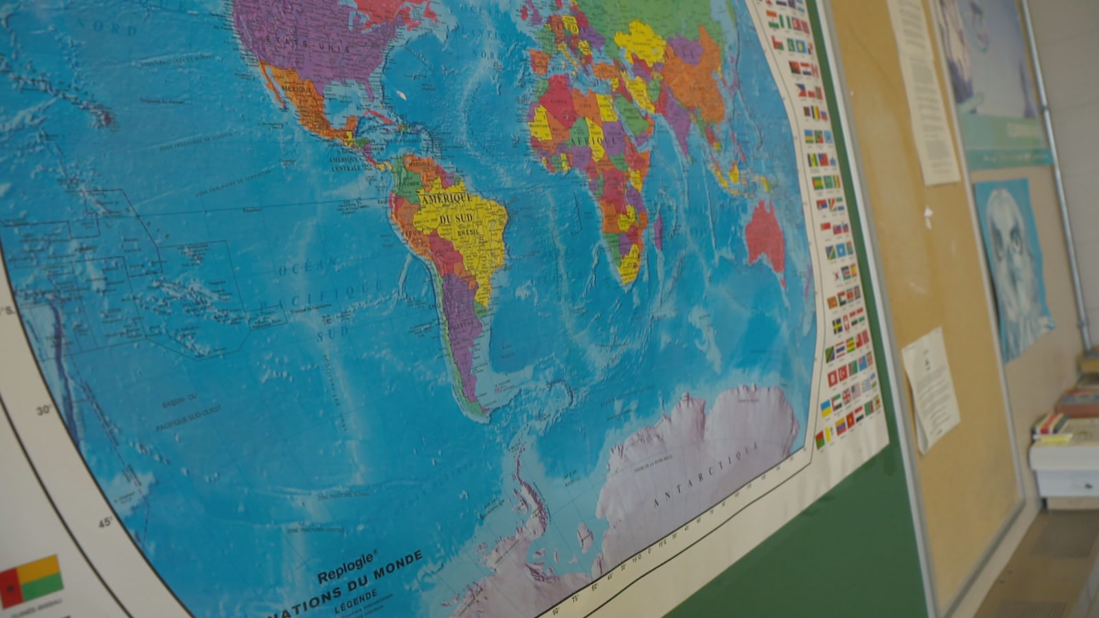 Une carte du monde dans une salle de classe pour les détenus de l'Établissement Donnacona. Une carte du monde dans une salle de classe pour les détenus de l'Établissement Donnacona.
