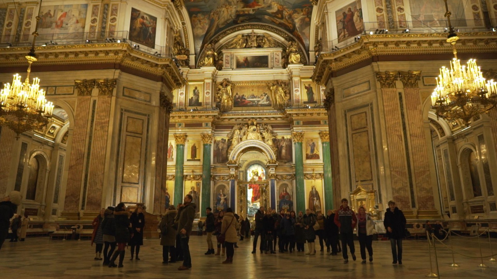 Des gens en train d'admirer le décor magnifique à l'intérieur de la cathédrale Des gens en train d'admirer le décor magnifique à l'intérieur de la cathédrale
