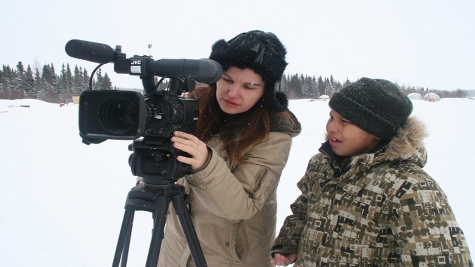 La cinéaste Andrée Cazabon et Tyler McKay lors du tournage du documentaire Third World Canada. La cinéaste Andrée Cazabon et Tyler McKay lors du tournage du documentaire Third World Canada.