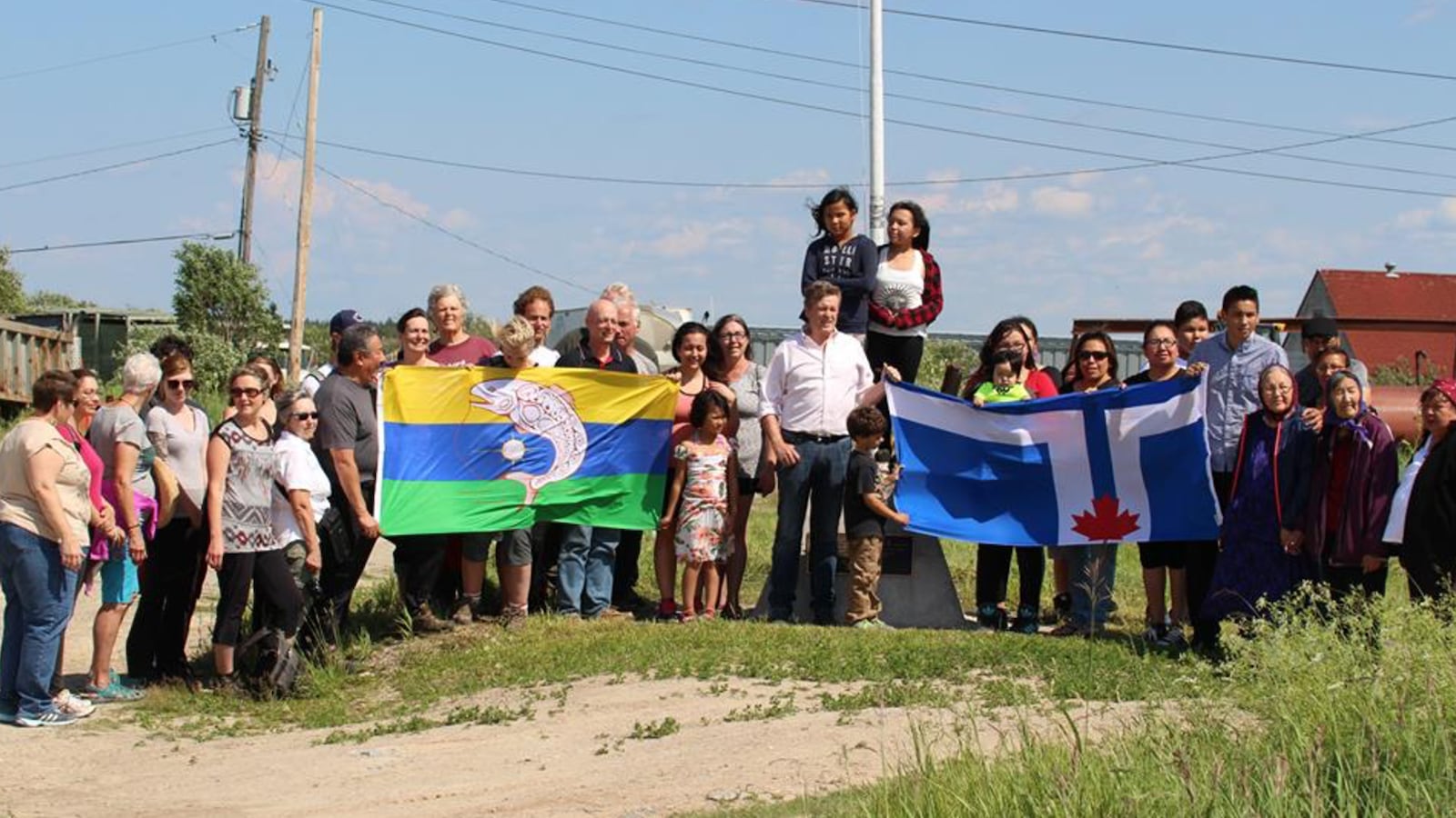 Le maire de Toronto, John Tory, lors d'un voyage de réconciliation dans la communauté de Kitchenuhmaykoosib Inninuwug (KI) en Ontario. Le maire de Toronto, John Tory, lors d'un voyage de réconciliation dans la communauté de Kitchenuhmaykoosib Inninuwug (KI) en Ontario.