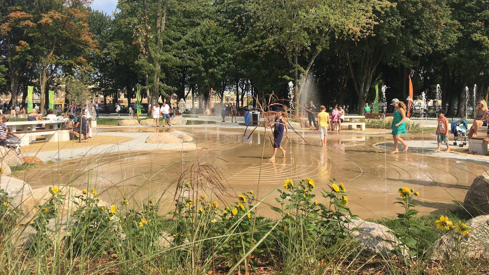 Des jeux d'eau à la place Jean-Béliveau. Des jeux d'eau à la place Jean-Béliveau.