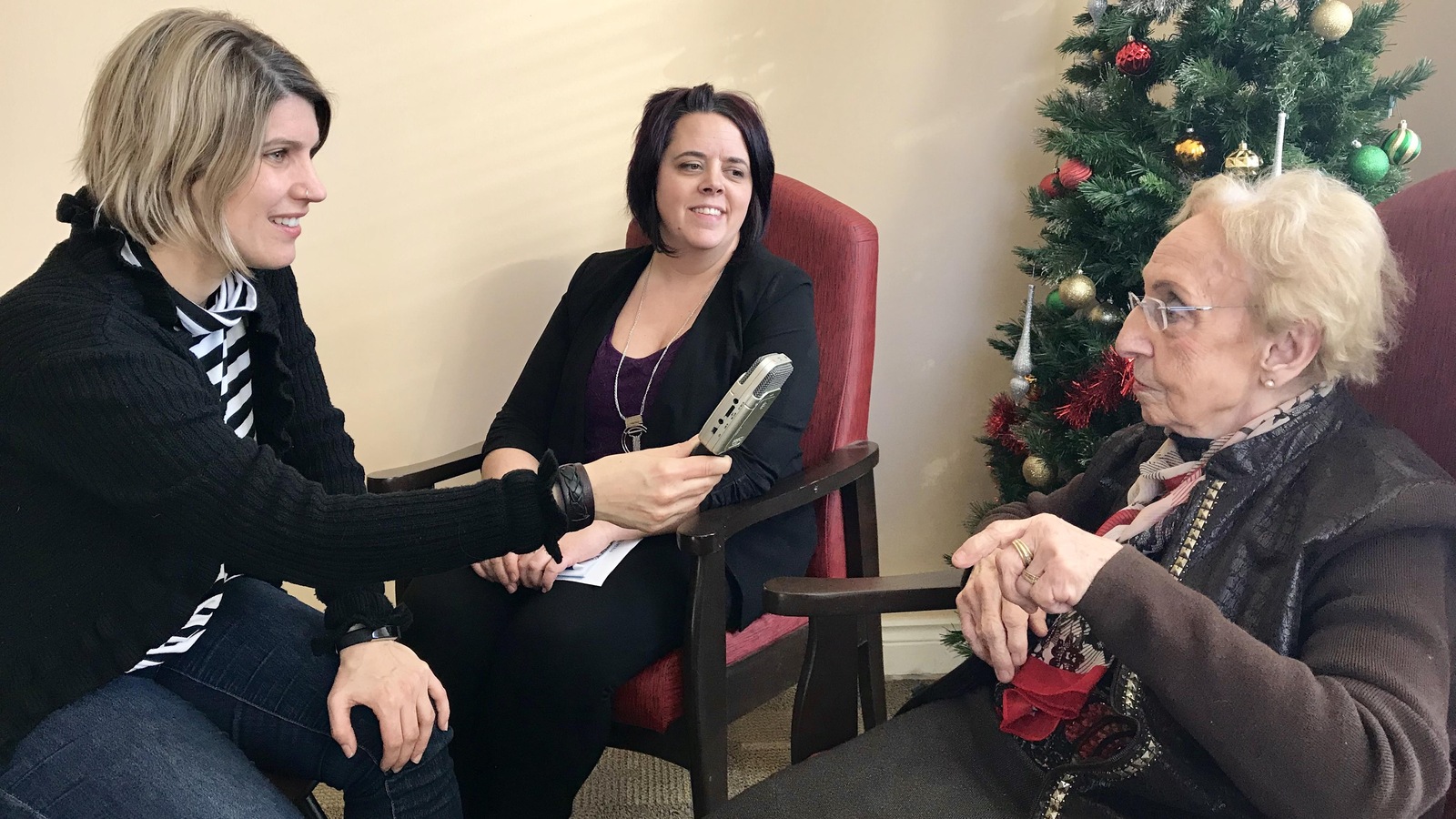 De gauche à droite, sont assise l'animatrice Jhade Montpetit, la conseillère du programme social et récréatif du Centre de services Guigues, Nadia Simard, et Julie Diotte, une participante. De gauche à droite, sont assise l'animatrice Jhade Montpetit, la conseillère du programme social et récréatif du Centre de services Guigues, Nadia Simard, et Julie Diotte, une participante.