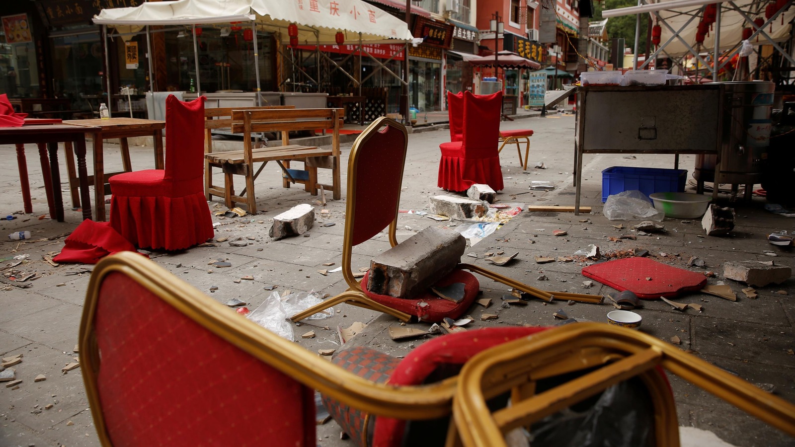 Des débris de chaises et murs éparpillés dans la rue Des débris de chaises et murs éparpillés dans la rue