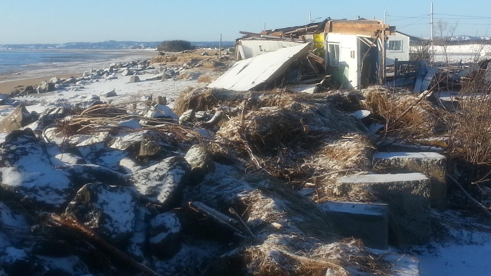 Un ancien chalet devant la digue qui a cédé à la grande marée du 30 décembre. Un ancien chalet devant la digue qui a cédé à la grande marée du 30 décembre.
