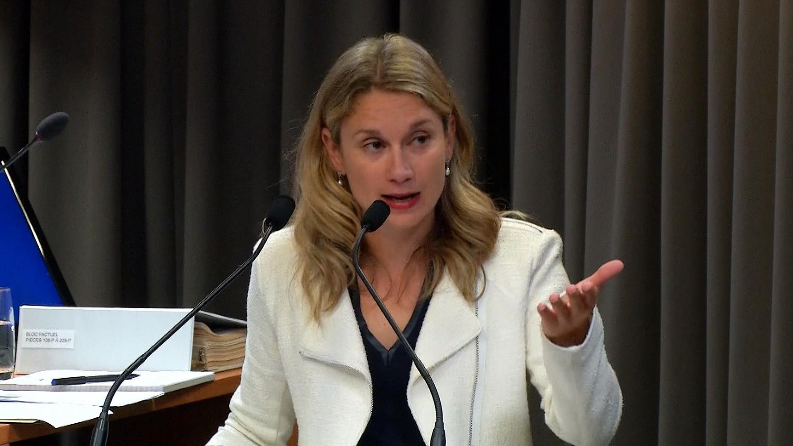 La procureure Julie Carlesso devant un micro La procureure Julie Carlesso devant un micro
