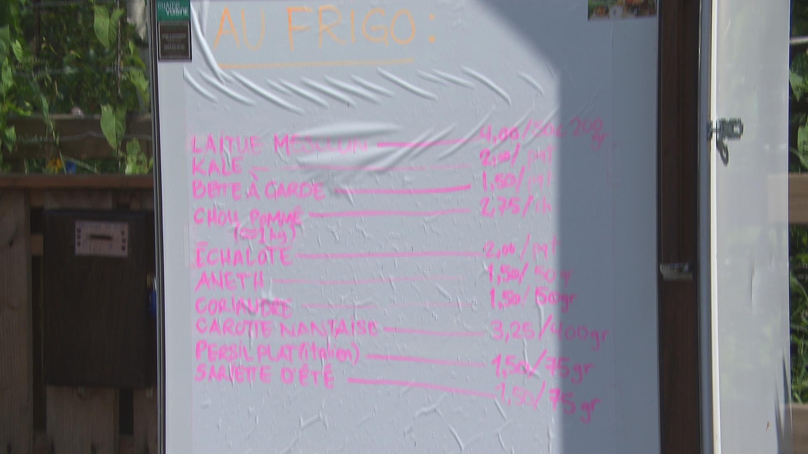 Le frigo du Champ de la voisine, sur lequel il est écrit les produits disponibles et leur prix. Le frigo du Champ de la voisine, sur lequel il est écrit les produits disponibles et leur prix.