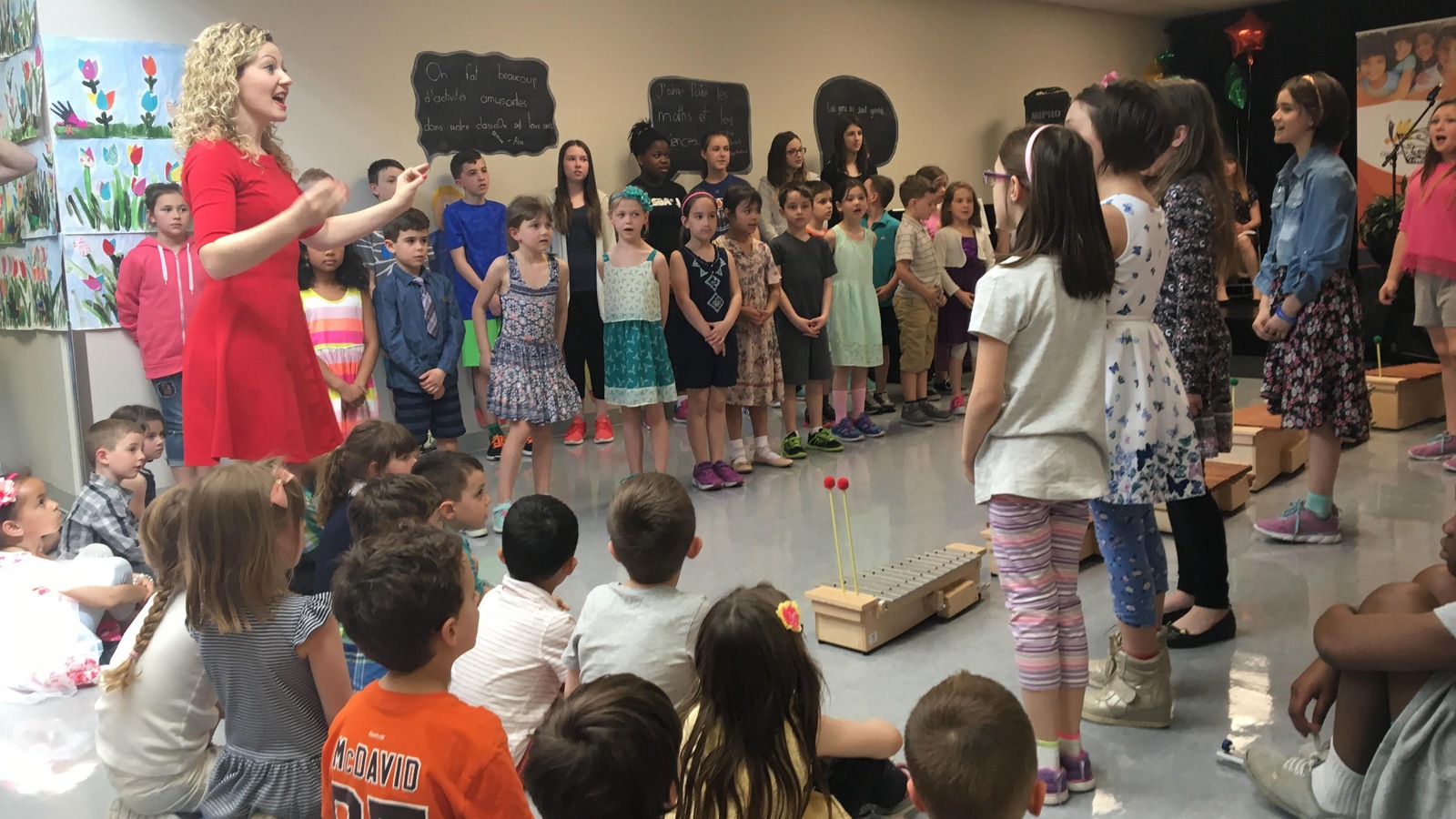 Les élèves de l'École Claudette-et-Denis-Tardif ont chanté durant l'inauguration. Les élèves de l'École Claudette-et-Denis-Tardif ont chanté durant l'inauguration.
