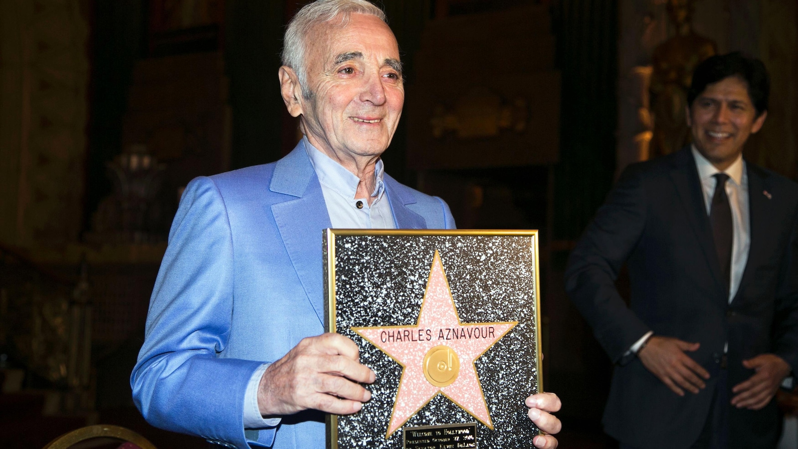 Charles Aznavour tient la plaque honorifique qu'il a reçue au Pantages à Hollywood le 27 octobre 2016 Charles Aznavour tient la plaque honorifique qu'il a reçue au Pantages à Hollywood le 27 octobre 2016