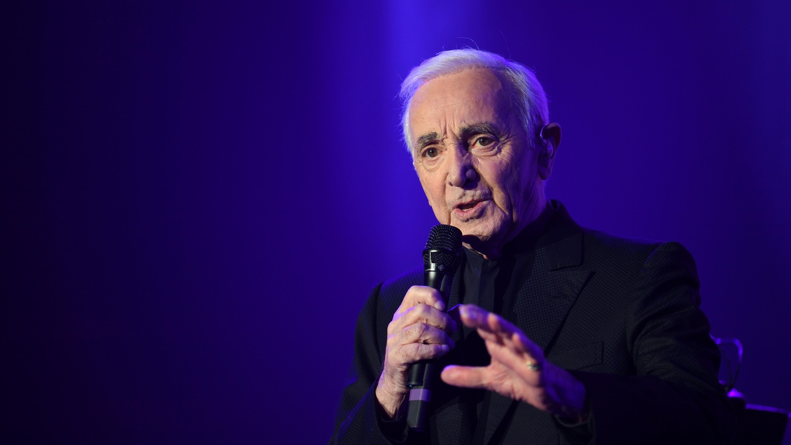 Le chanteur français chante sur scène. Le chanteur français chante sur scène.