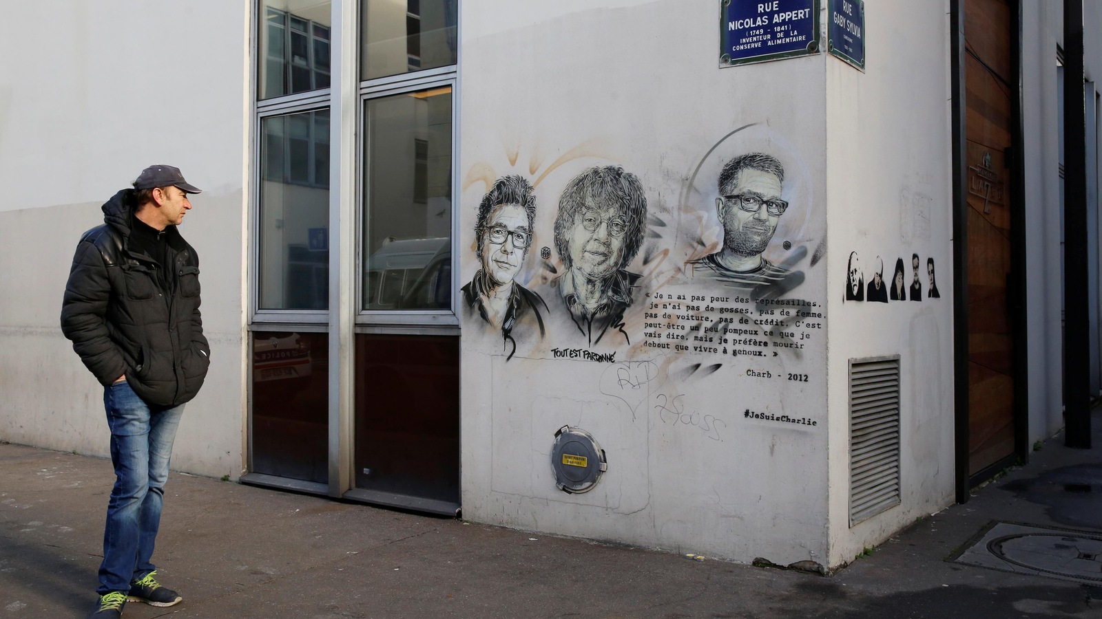 Un passant devant les anciens bureaux de Charlie Hebdo, cible d'une attaque terroriste il y a deux ans. Un passant devant les anciens bureaux de Charlie Hebdo, cible d'une attaque terroriste il y a deux ans.