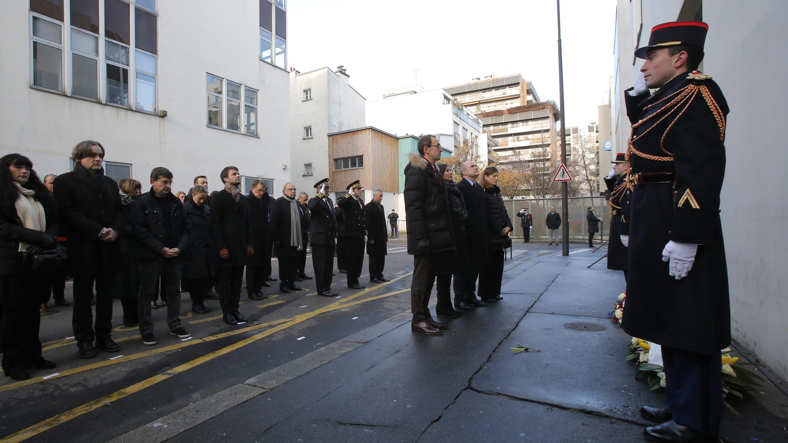 Des politiciens français ont rendu hommage aux victimes de Charlie Hebdo en se rendant sur les lieux de l'attaque. Des politiciens français ont rendu hommage aux victimes de Charlie Hebdo en se rendant sur les lieux de l'attaque.
