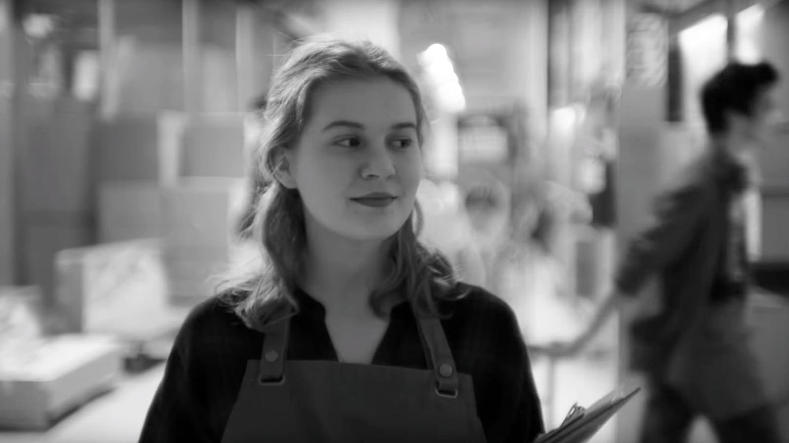 Marguerite Bouchard sourit et regarde sur le côté dans une scène de <i>Charlotte a du fun</i>. Marguerite Bouchard sourit et regarde sur le côté dans une scène de <i>Charlotte a du fun</i>.