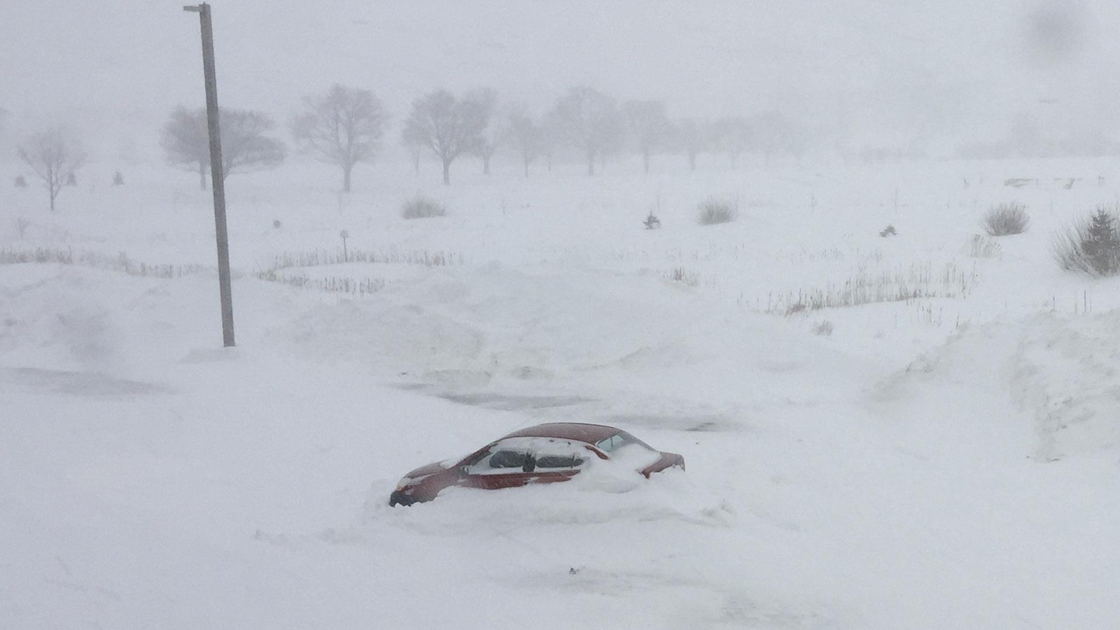 Une voiture enneigée Une voiture enneigée