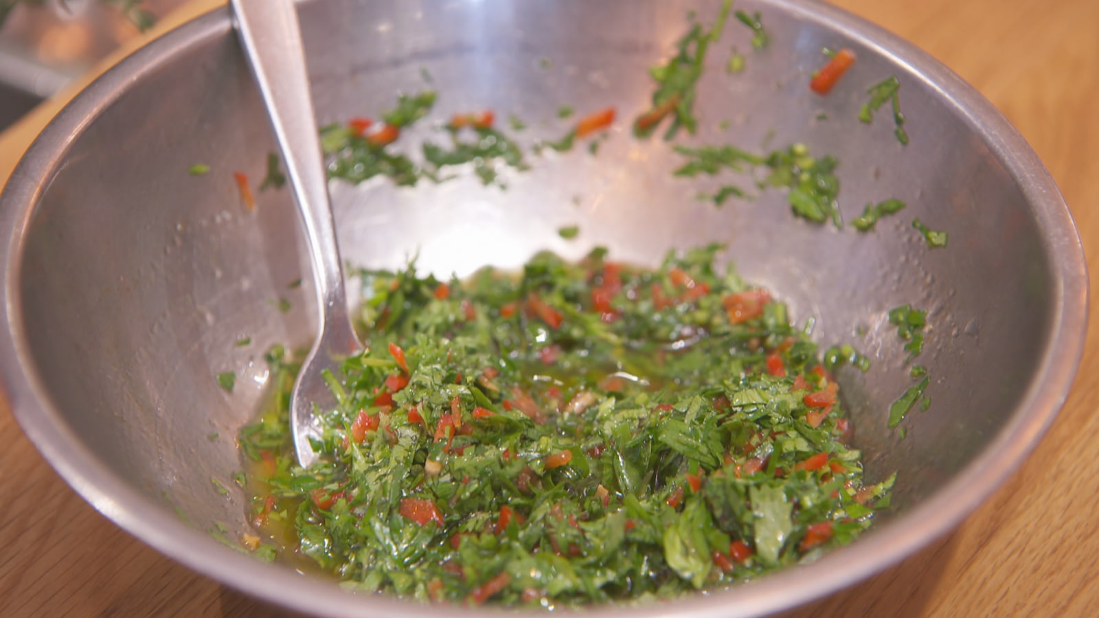 Un bol contenant une sauce chimichurri Un bol contenant une sauce chimichurri