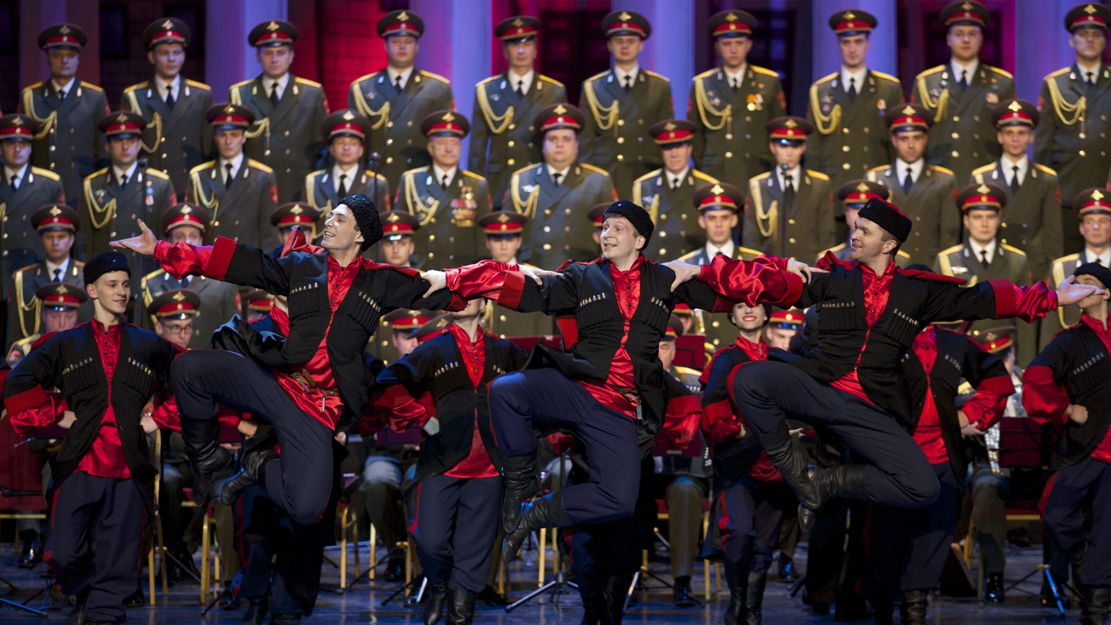 Des danseurs sur scène avec les Chœurs de l'Armée rouge, jeudi à Moscou Des danseurs sur scène avec les Chœurs de l'Armée rouge, jeudi à Moscou
