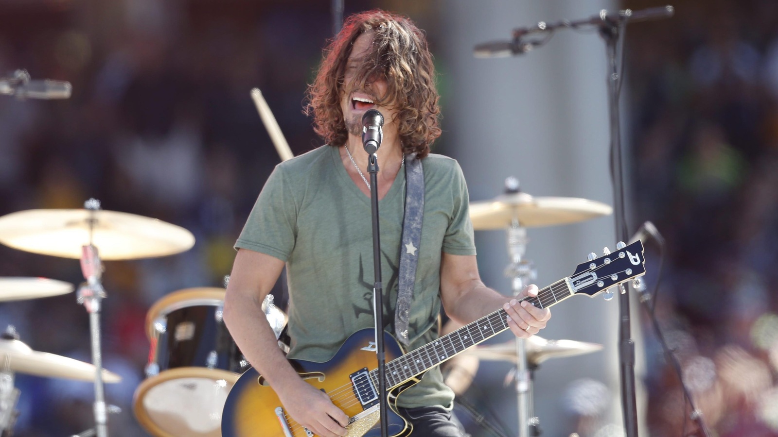 Le chanteur Chris Cornell sur scène à Seattle en 2014 Le chanteur Chris Cornell sur scène à Seattle en 2014