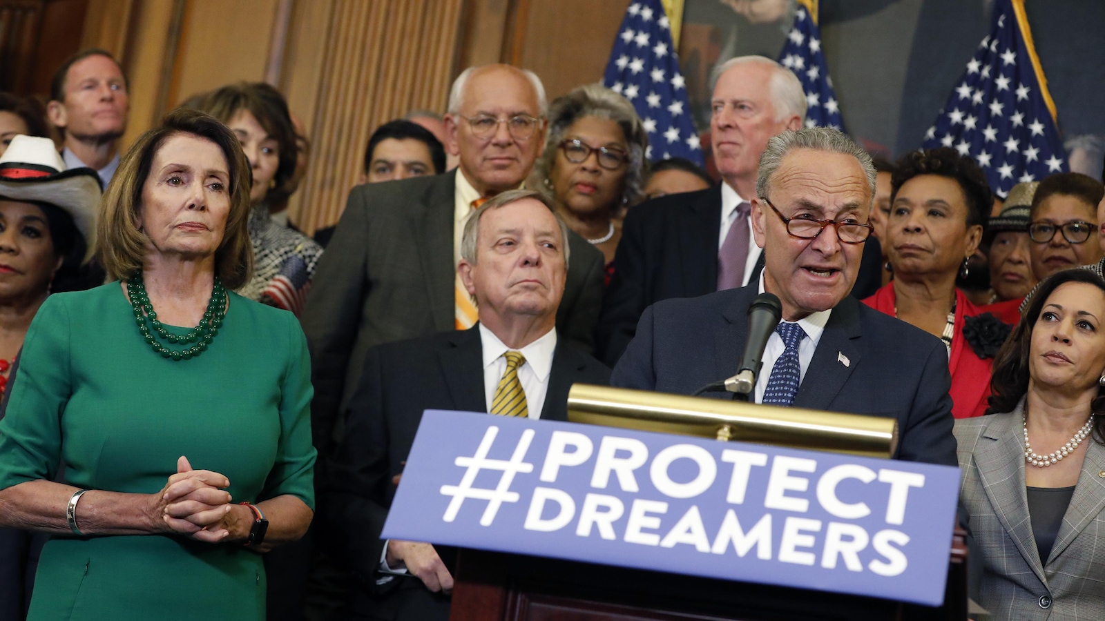 Les leaders de la minorité démocrate au Sénat et à la Chambre des représentants, Chuck Schumer (au lutrin) et Nancy Pelosi (à gauche), lors d'une conférence le 6 septembre. Les leaders de la minorité démocrate au Sénat et à la Chambre des représentants, Chuck Schumer (au lutrin) et Nancy Pelosi (à gauche), lors d'une conférence le 6 septembre.