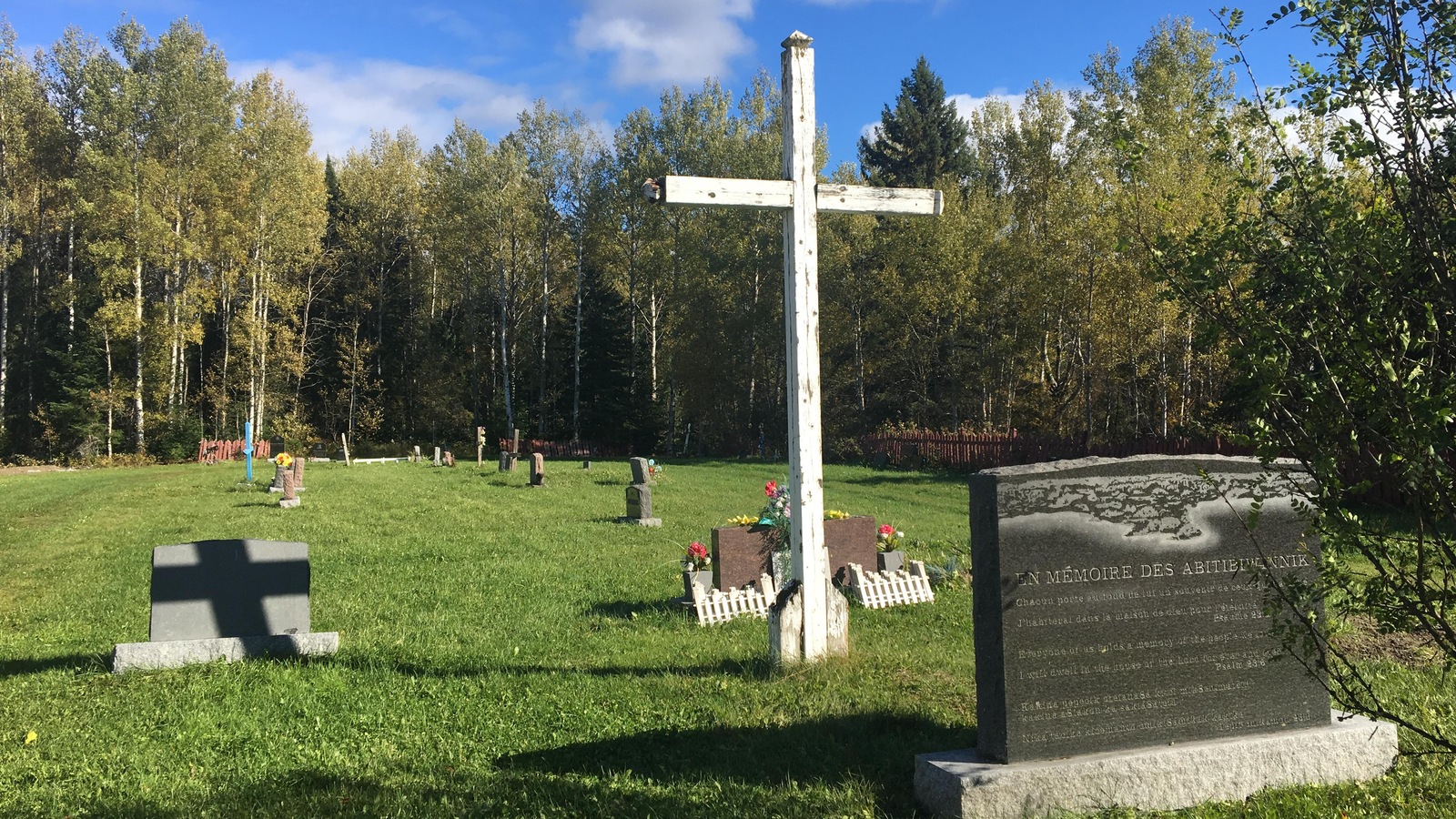 Le cimetière de Pikogan et son monument en mémoire des Abitibiwinnik. Le cimetière de Pikogan et son monument en mémoire des Abitibiwinnik.
