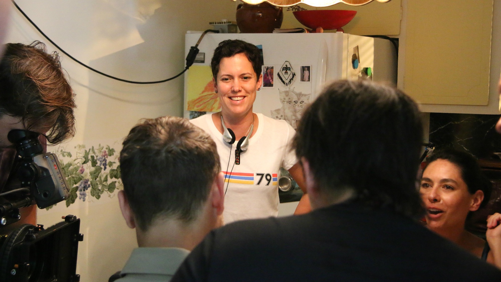 La réalisatrice Sonia Bonspille Boileau dirige des acteurs sur le plateau de tournage du film Vivaces. La réalisatrice Sonia Bonspille Boileau dirige des acteurs sur le plateau de tournage du film Vivaces.