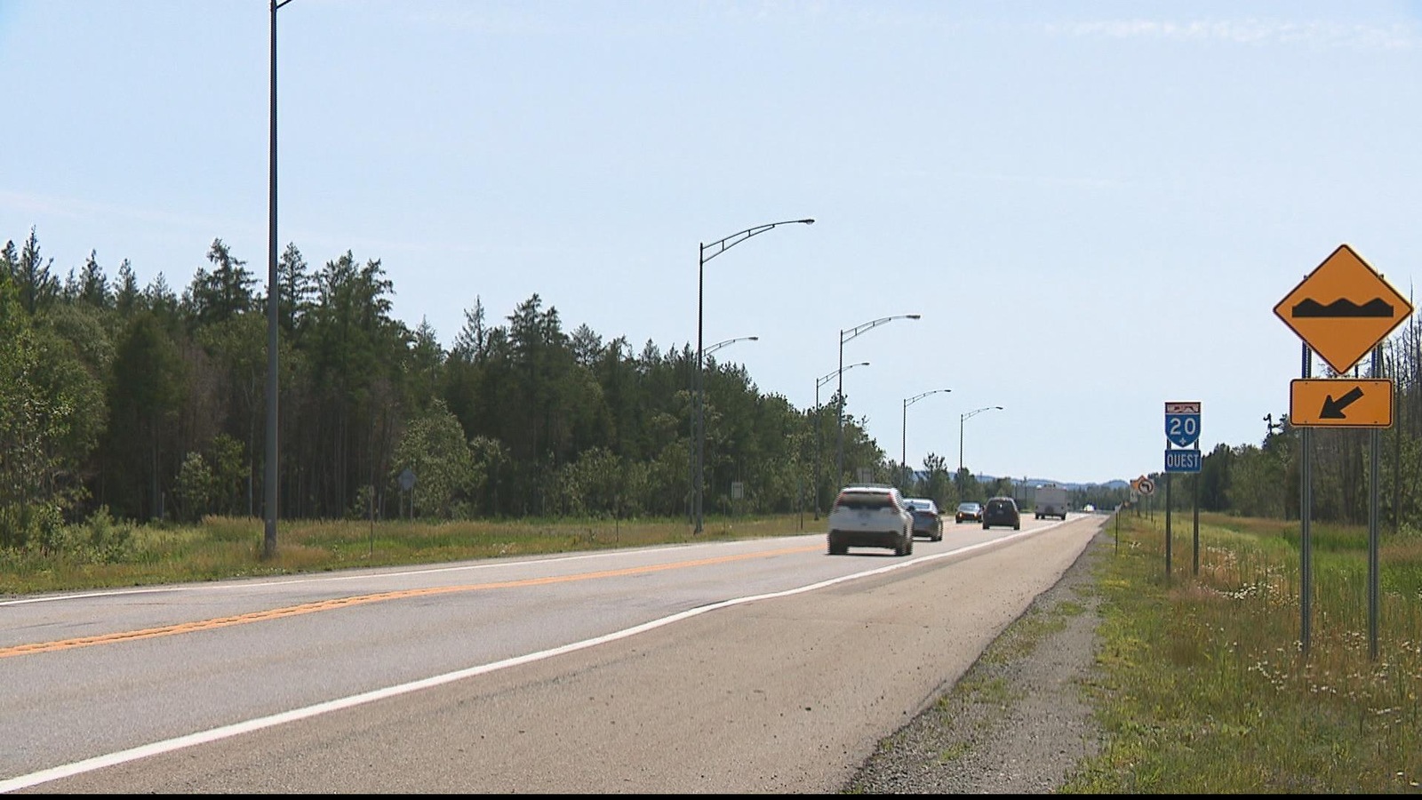 Circulation automobile sur l'autoroute 20, à la hauteur de Rimouski. Circulation automobile sur l'autoroute 20, à la hauteur de Rimouski.