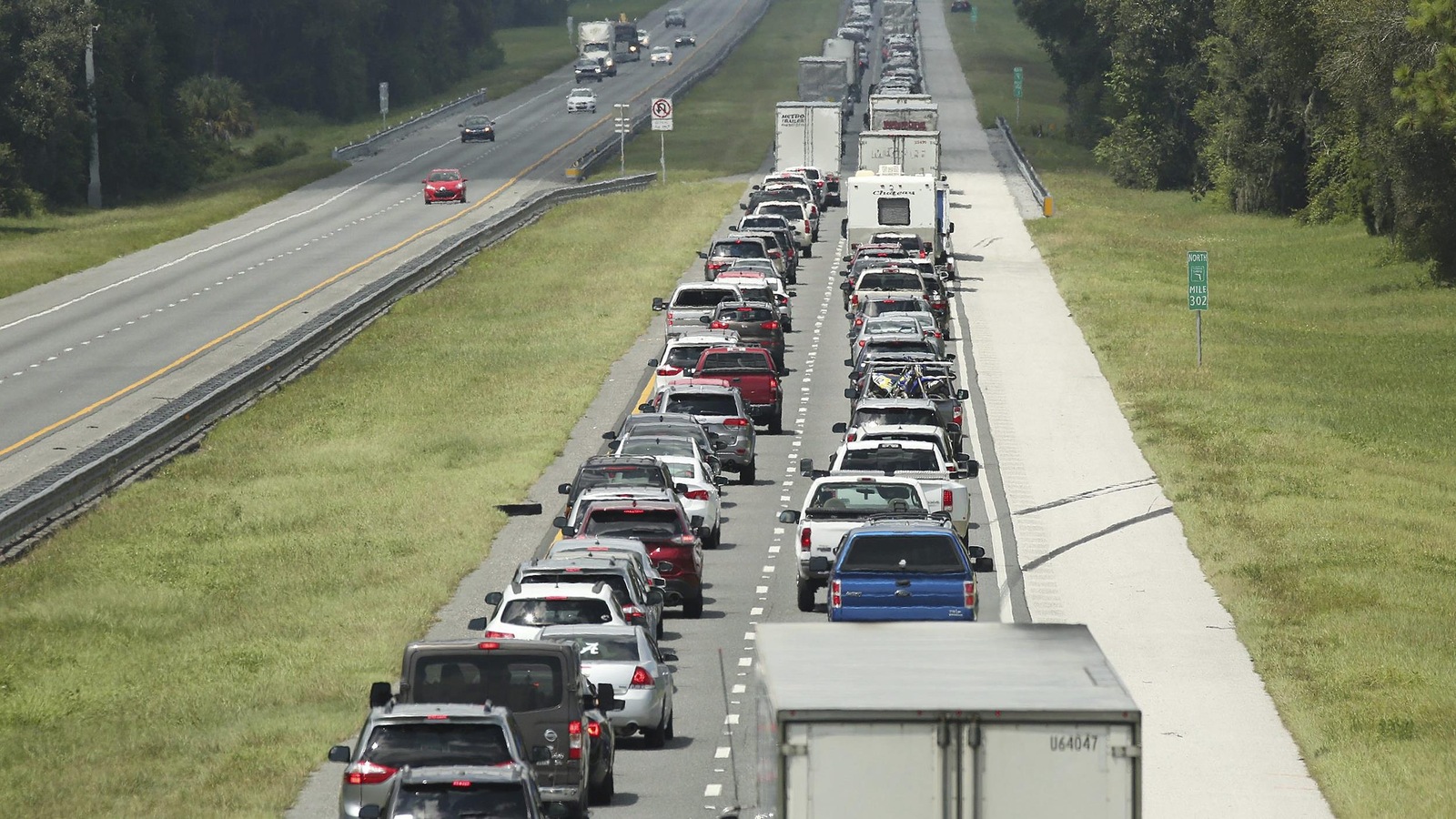 Les autoroutes de Floride sont congestionnées, alors que les automobilistes ont pris la route en direction du nord pour fuir l'arrivée d'Irma. Les autoroutes de Floride sont congestionnées, alors que les automobilistes ont pris la route en direction du nord pour fuir l'arrivée d'Irma.