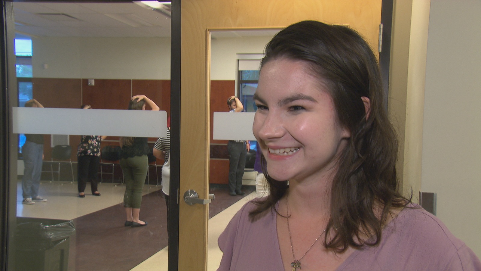 Clémence Roy-Darisse, une jeune artiste de Gatineau, est la scénariste de la pièce musicale. Clémence Roy-Darisse, une jeune artiste de Gatineau, est la scénariste de la pièce musicale.