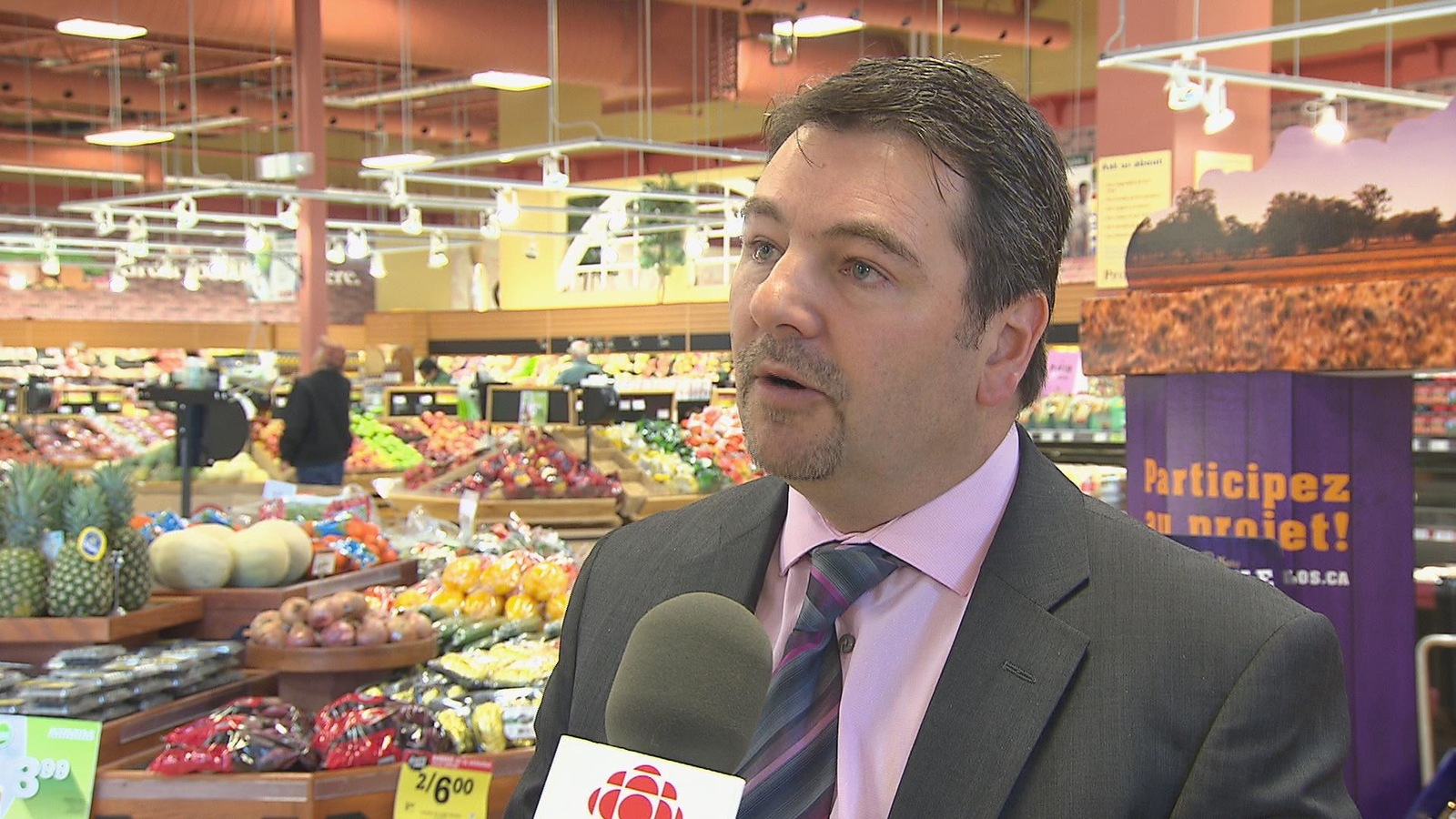 Raymond Melanson, répond aux question du journaliste. Raymond Melanson, répond aux question du journaliste.