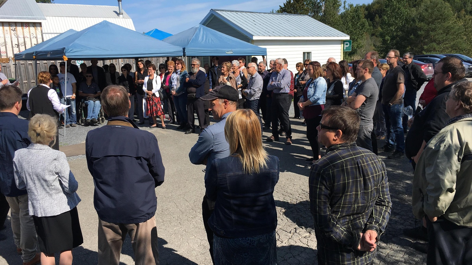 Une soixantaine de personnes écoutent l'allocution de la directrice générale de la Coopérative santé, Josée Ouellet. Une soixantaine de personnes écoutent l'allocution de la directrice générale de la Coopérative santé, Josée Ouellet.