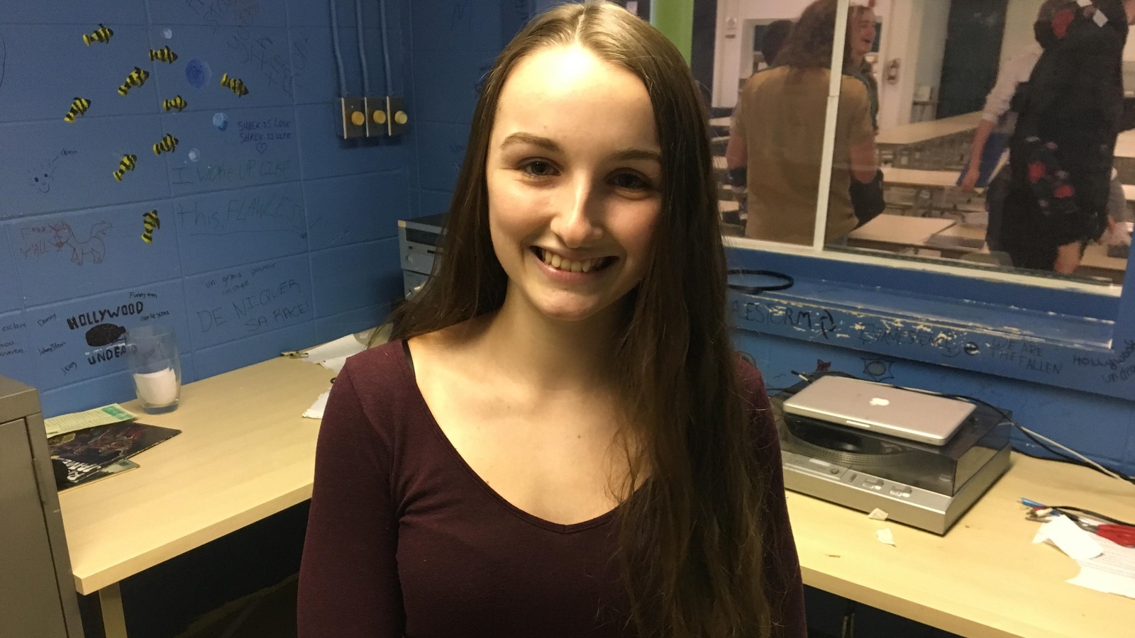 Une adolescente pose dans le local de la radio étudiante d'une école secondaire. Une adolescente pose dans le local de la radio étudiante d'une école secondaire.
