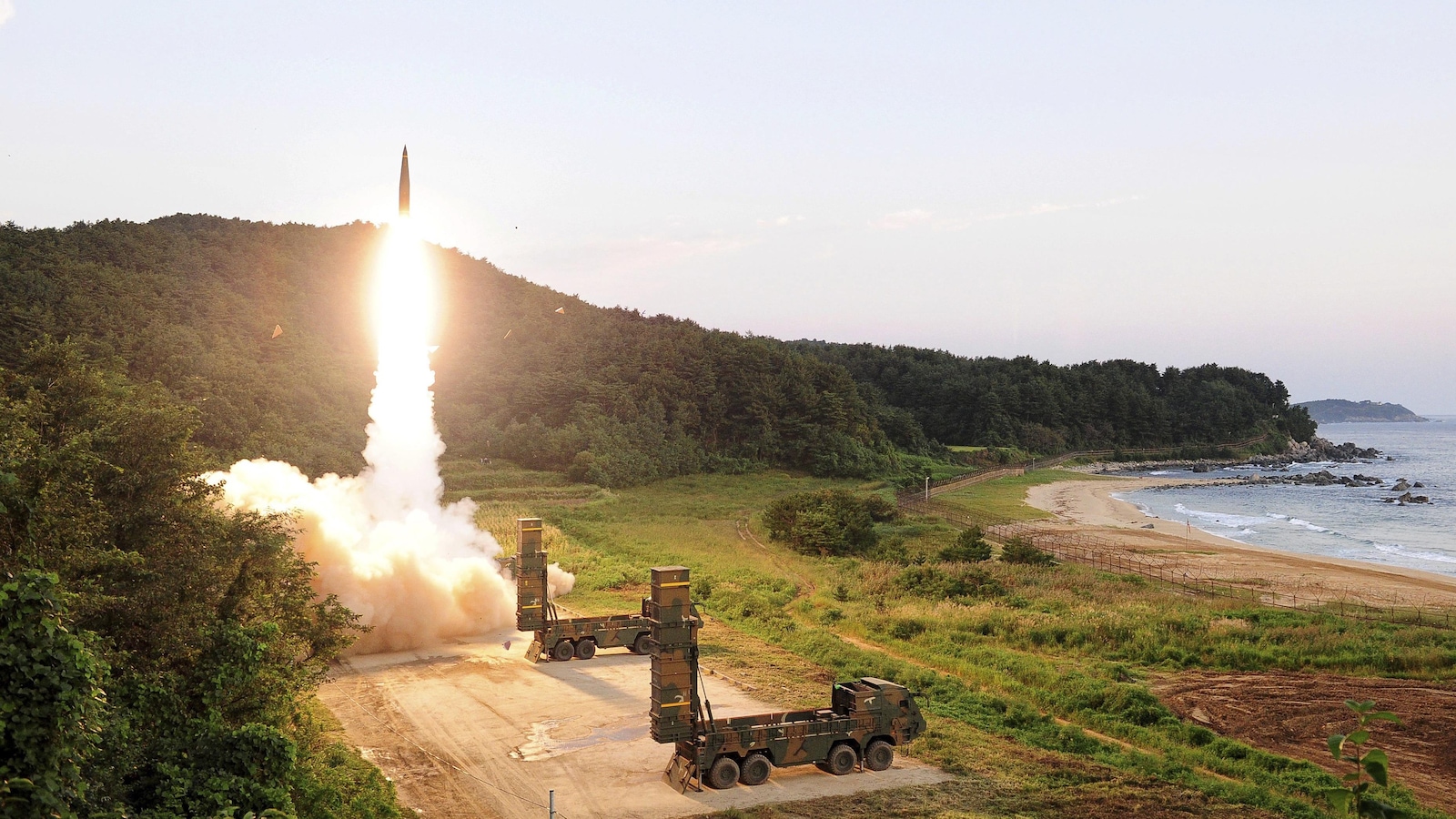 L'armée de la Corée du Sud a lancé une salve de missiles balistiques, lundi matin, simulant une attaque contre le site d'essais nucléaires nord-coréen. L'armée de la Corée du Sud a lancé une salve de missiles balistiques, lundi matin, simulant une attaque contre le site d'essais nucléaires nord-coréen.