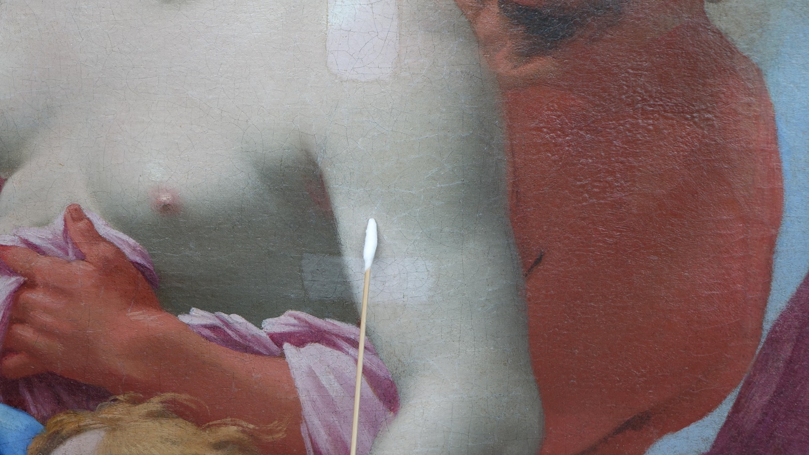 La photo montre une toile sur laquelle du vernis a été enlevé et où la couleur se différencie du reste de l'oeuvre. La photo montre une toile sur laquelle du vernis a été enlevé et où la couleur se différencie du reste de l'oeuvre.