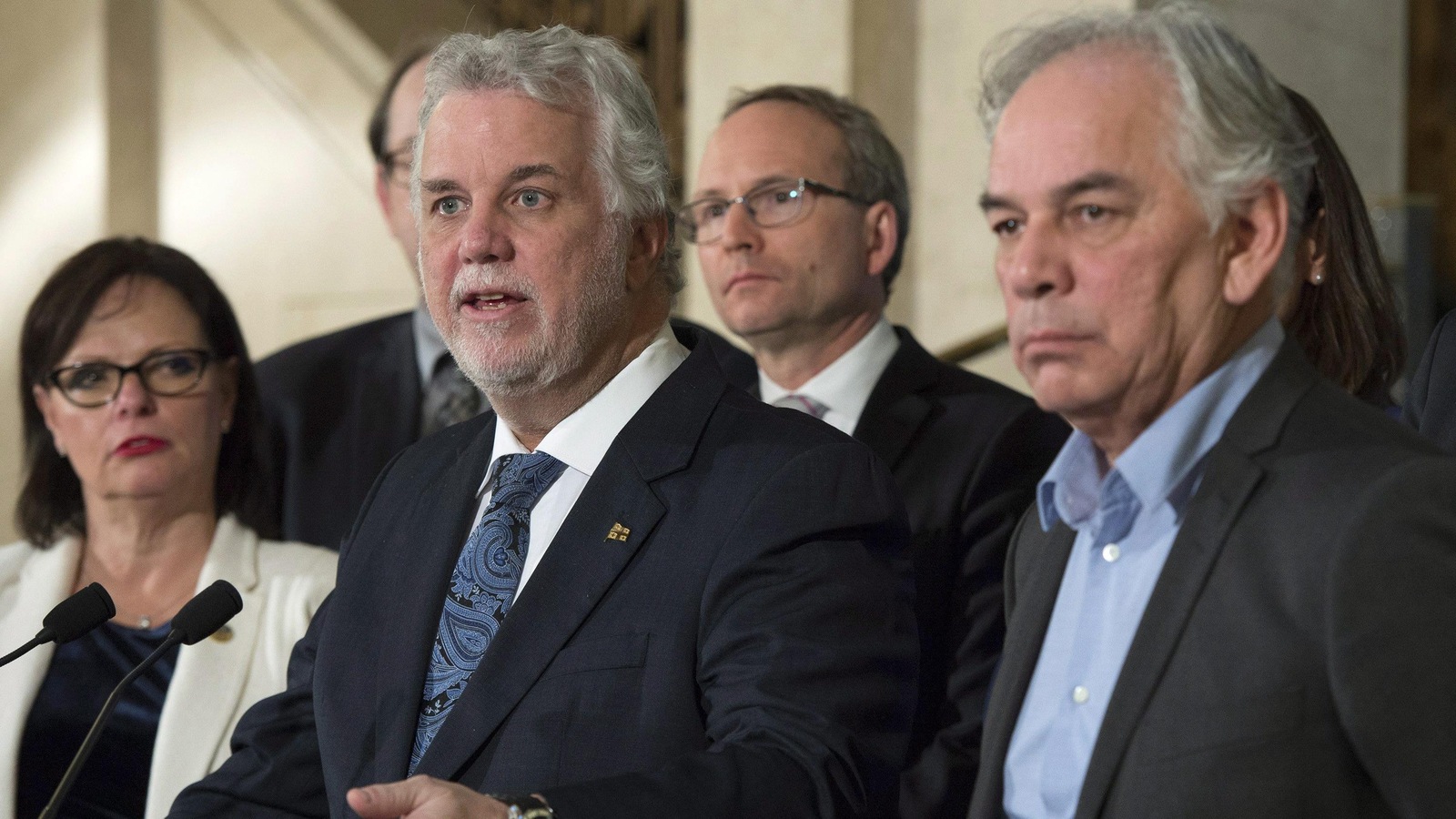 Le premier ministre Philippe Couillard a annoncé la création d'une commission d'enquête sur les relations avec les Autochtones en compagnie de quatre ministres et de deux leaders autochtones, dont le chef de l'APNQL, Ghislain Picard. Le premier ministre Philippe Couillard a annoncé la création d'une commission d'enquête sur les relations avec les Autochtones en compagnie de quatre ministres et de deux leaders autochtones, dont le chef de l'APNQL, Ghislain Picard.