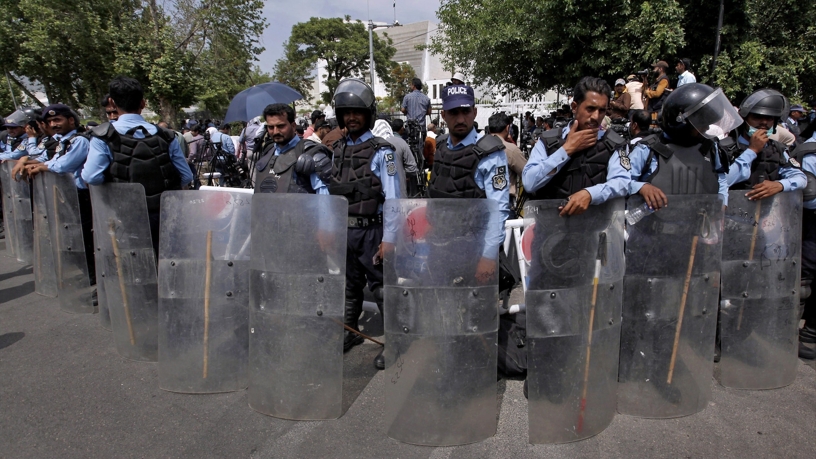Quelque 1500 policiers des forces d'élite ont été déployés autour de la Cour suprême du Pakistan en prévision du verdict. Quelque 1500 policiers des forces d'élite ont été déployés autour de la Cour suprême du Pakistan en prévision du verdict.