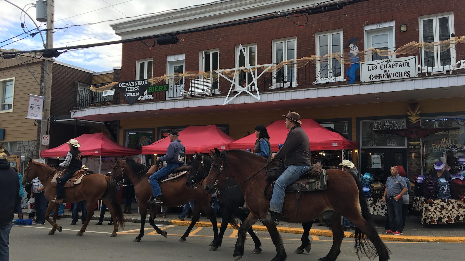 Des cowboys à cheval se promènent dans la Ville de Saint-Tite Des cowboys à cheval se promènent dans la Ville de Saint-Tite