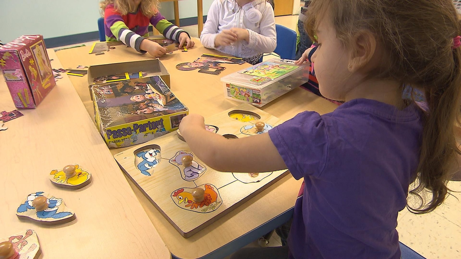 Le jeu contribue à l'apprentissage de l'enfant. Le jeu contribue à l'apprentissage de l'enfant.