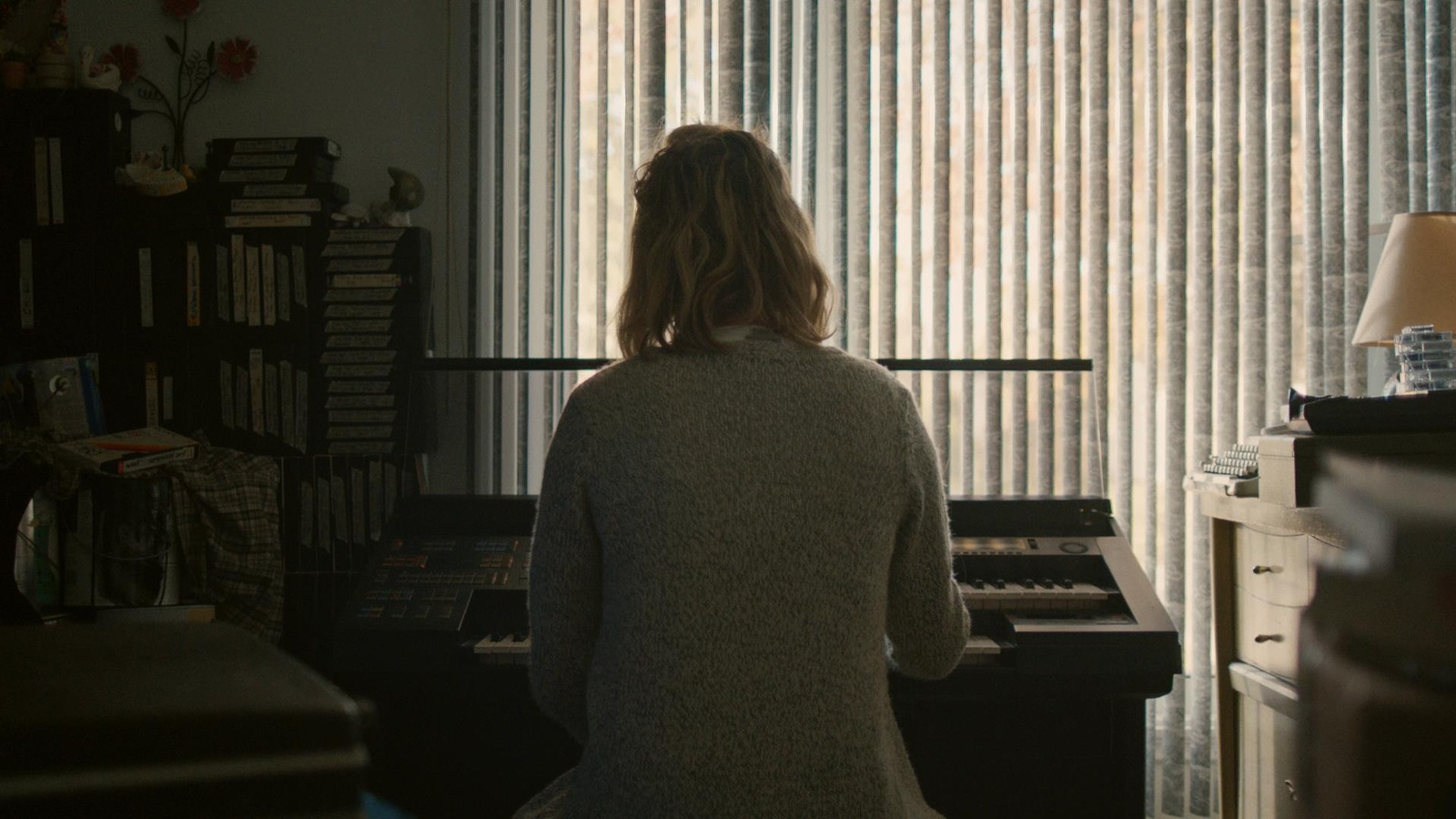 Une femme joue du clavier Une femme joue du clavier
