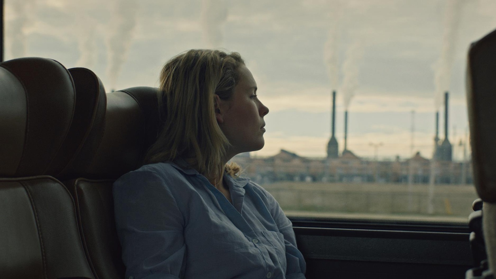 Une actrice sur un banc d'autobus, elle regarde par la fenêtre. Une actrice sur un banc d'autobus, elle regarde par la fenêtre.