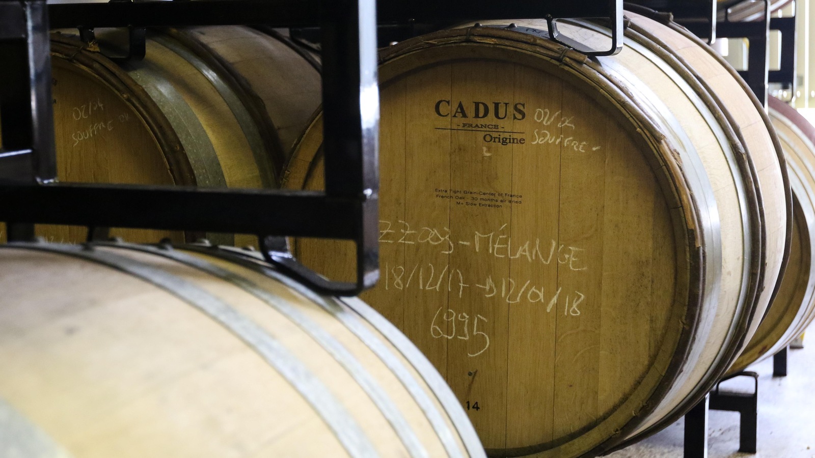 Des barriques en bois. Des barriques en bois.
