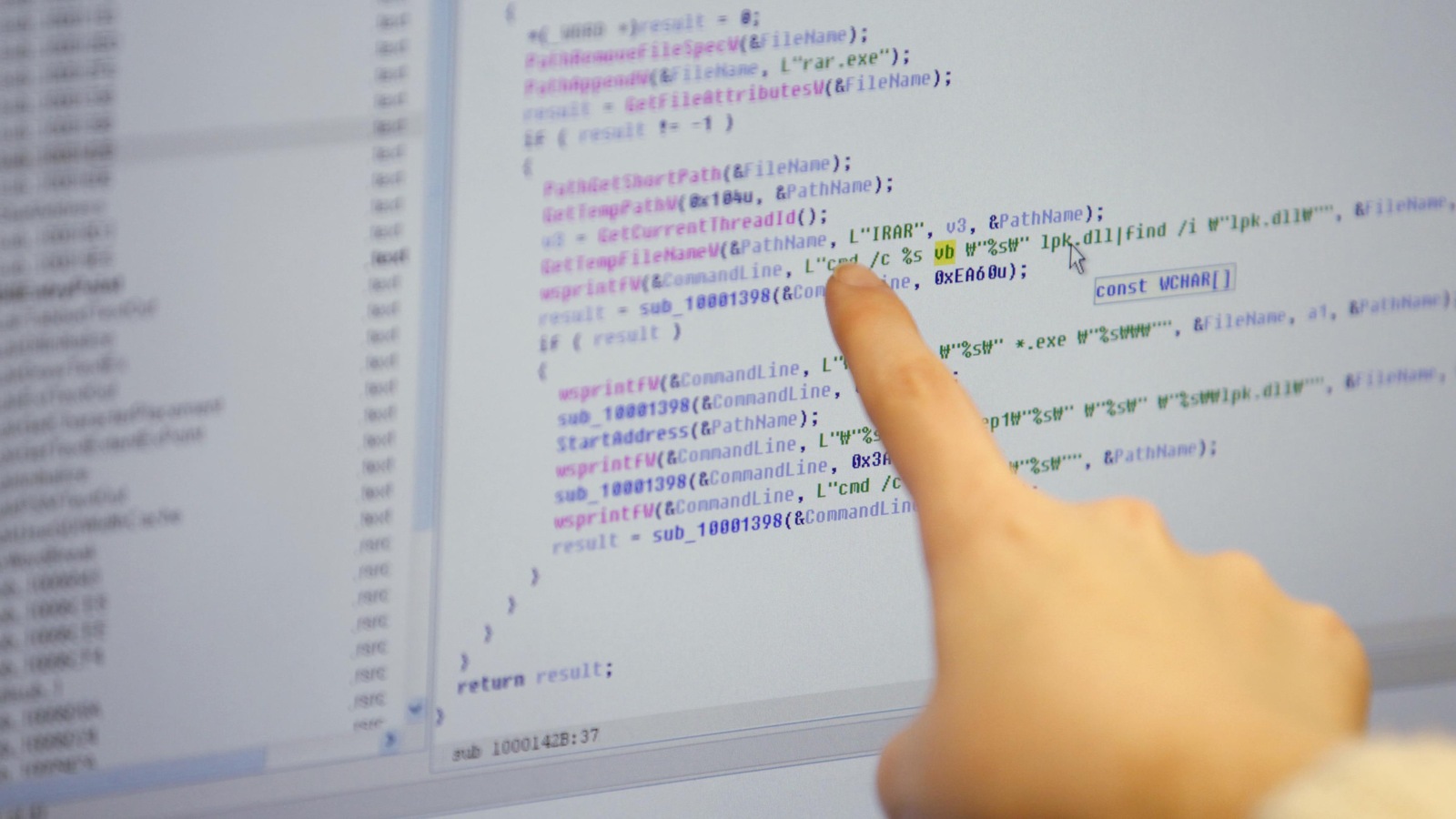 Un expert en informatique examine le codage d'un site web. Un expert en informatique examine le codage d'un site web.