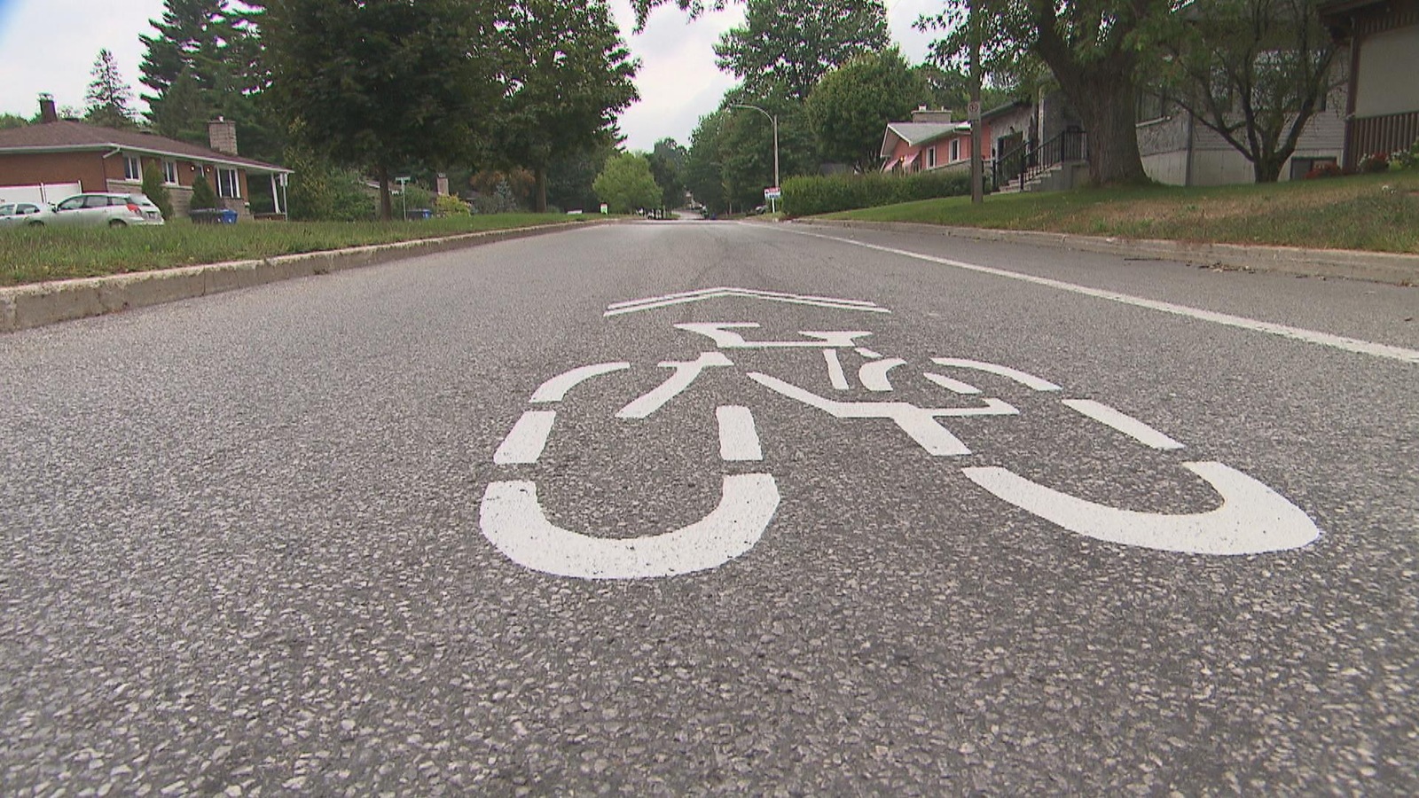 Vélo et flèches peinturées en blanc Vélo et flèches peinturées en blanc