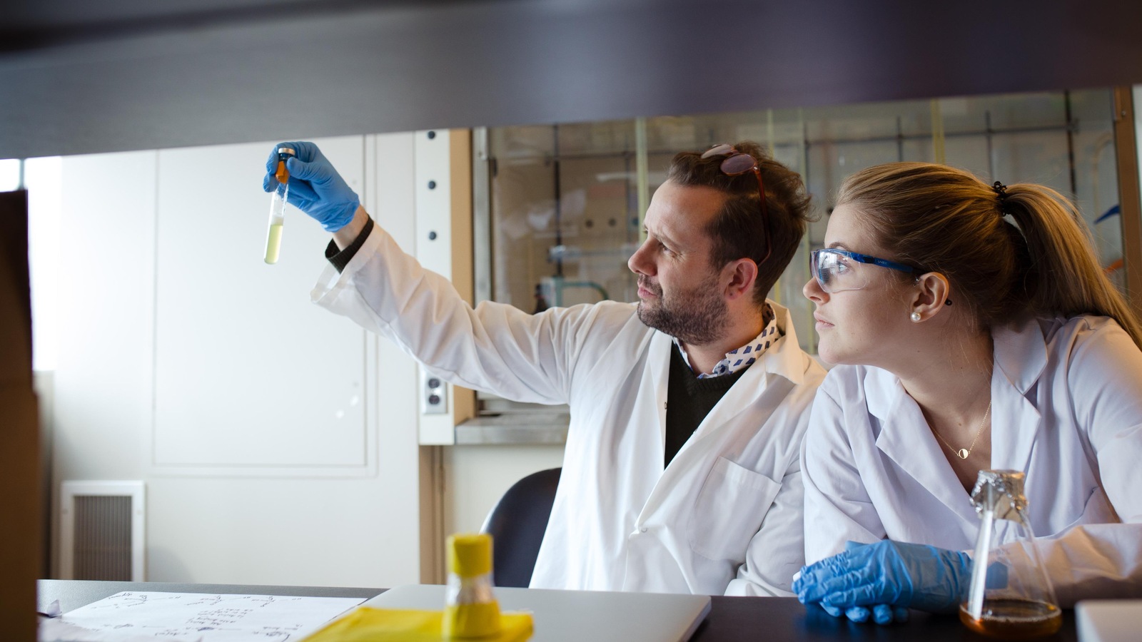 Deux scientifiques dans un laboratoire. Deux scientifiques dans un laboratoire.