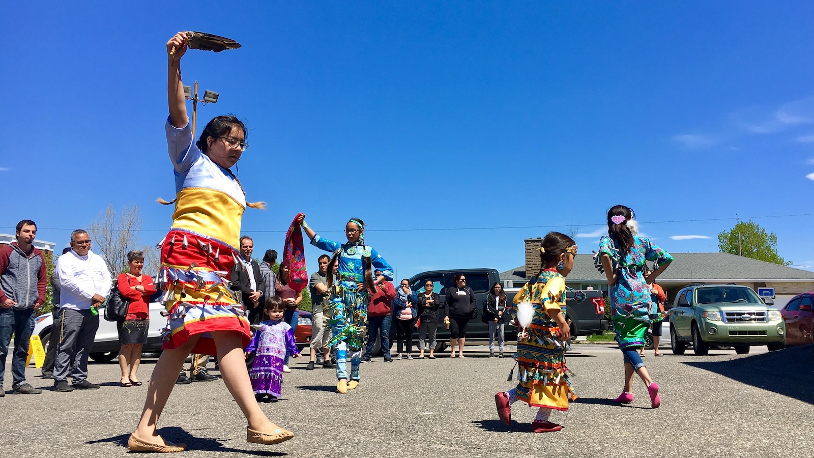 Une jeune femme danse en habit traditionnel autochtone. Une jeune femme danse en habit traditionnel autochtone.